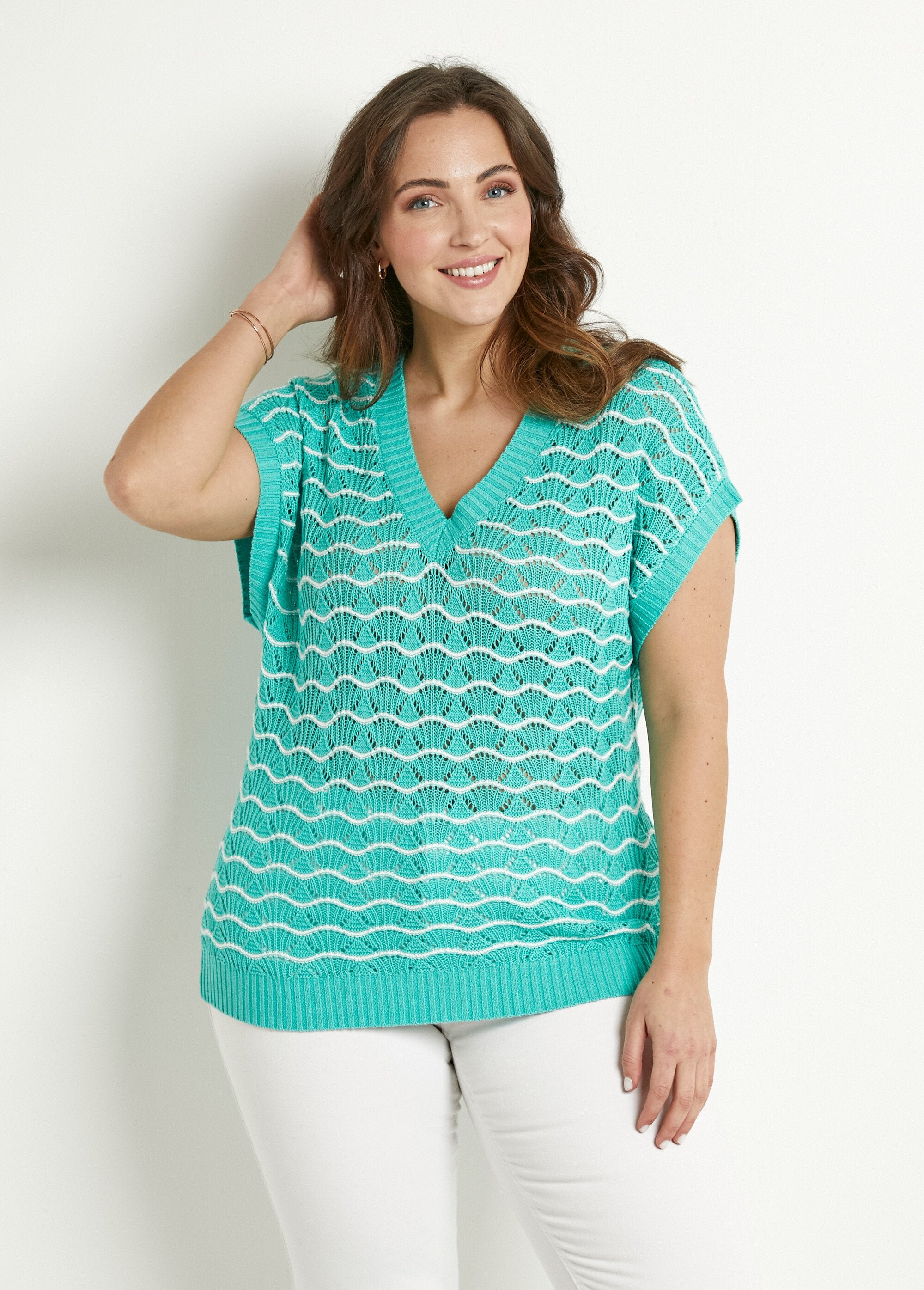 Jersey_sin_mangas_con_escote_en_pico_y_calado_bicolor_Menta_y_crudo_FA1_curvy
