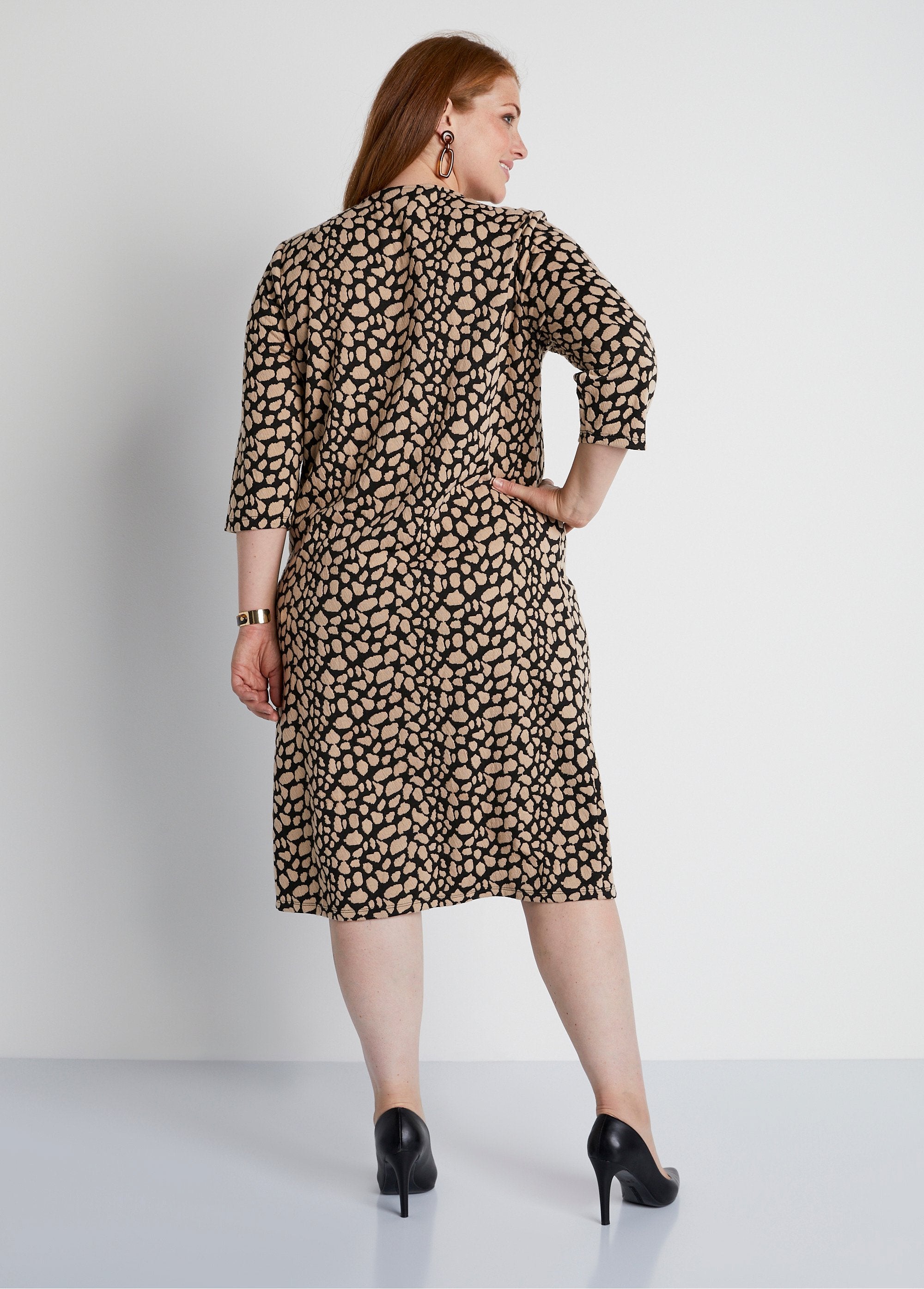 Vestido_corto_holgado_jacquard_bicolor_Negro_y_beige_DO1_curvy