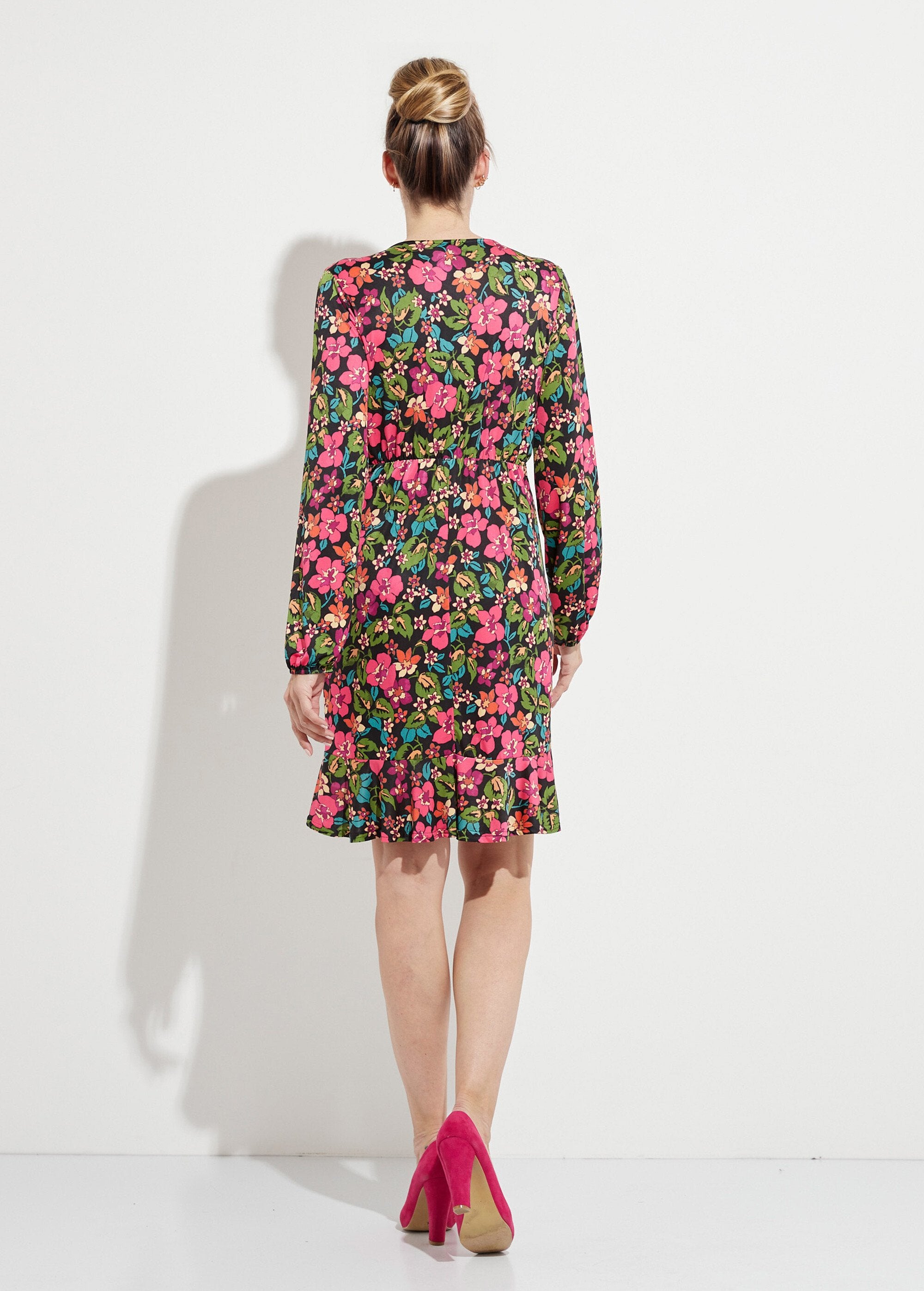 Vestido_cruzado_corto_y_acampanado_con_estampado_floral_Negro_y_fucsia_DO1_slim