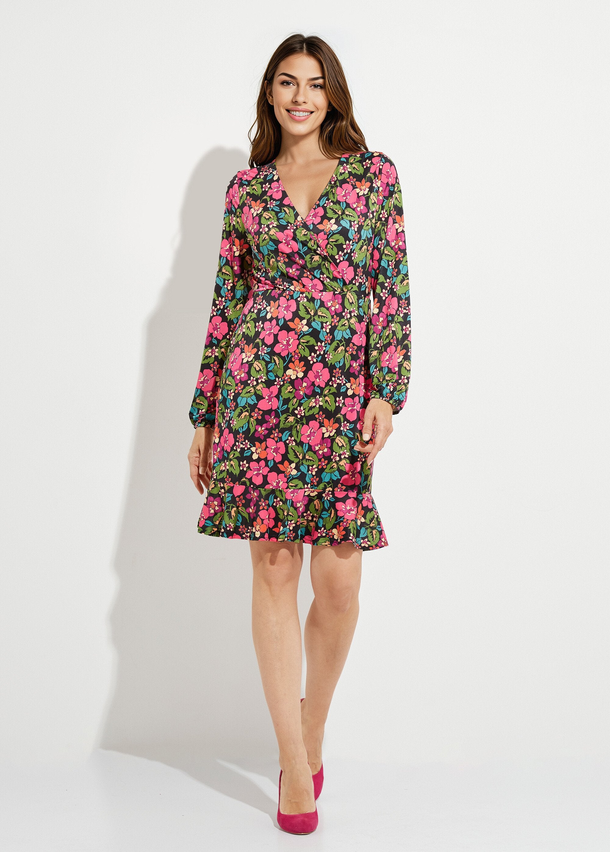 Vestido_cruzado_corto_y_acampanado_con_estampado_floral_Negro_y_fucsia_FA1_slim