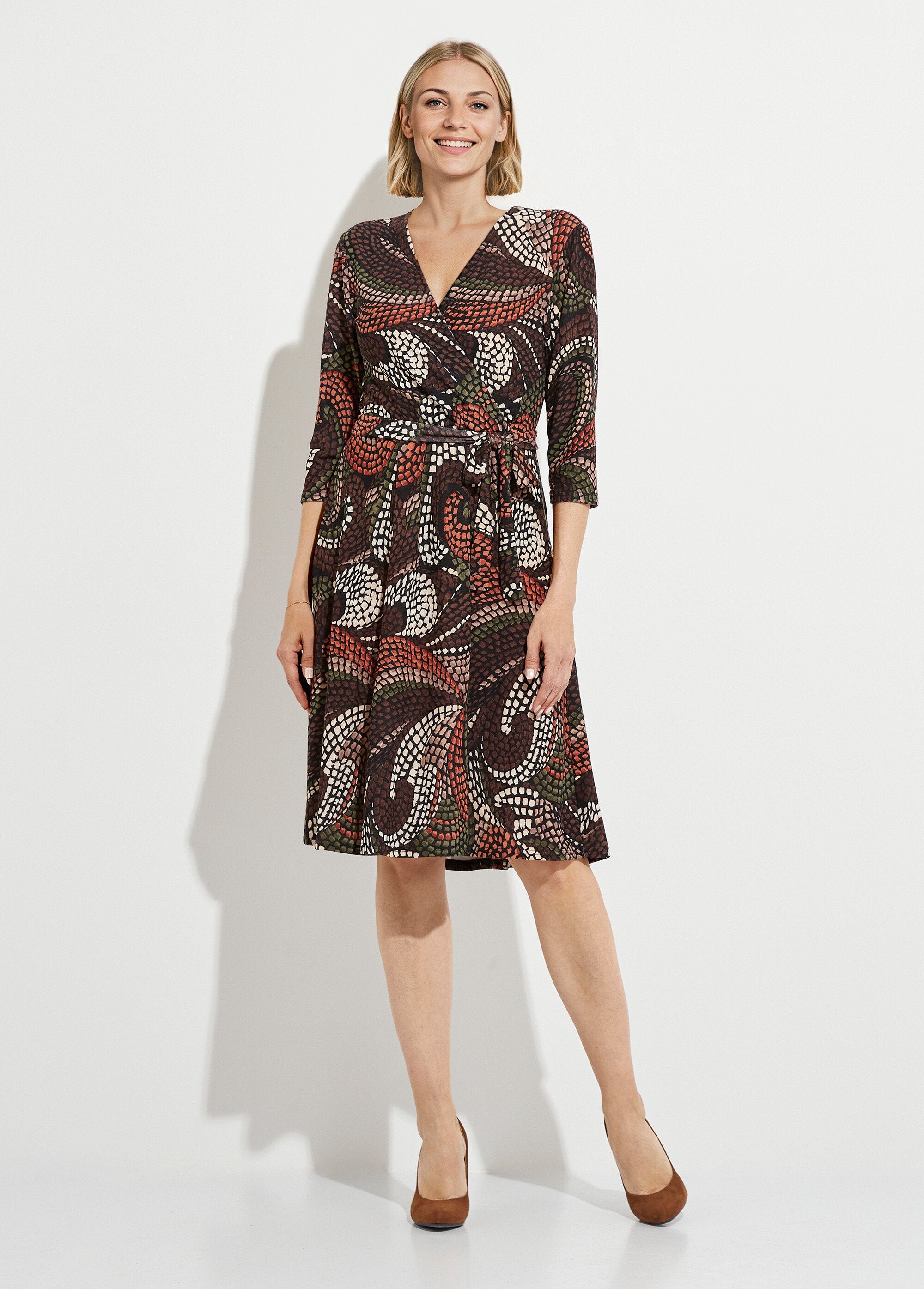 Vestido_corto_gráfico_acampanado_Marrón_y_beige_FA1_slim