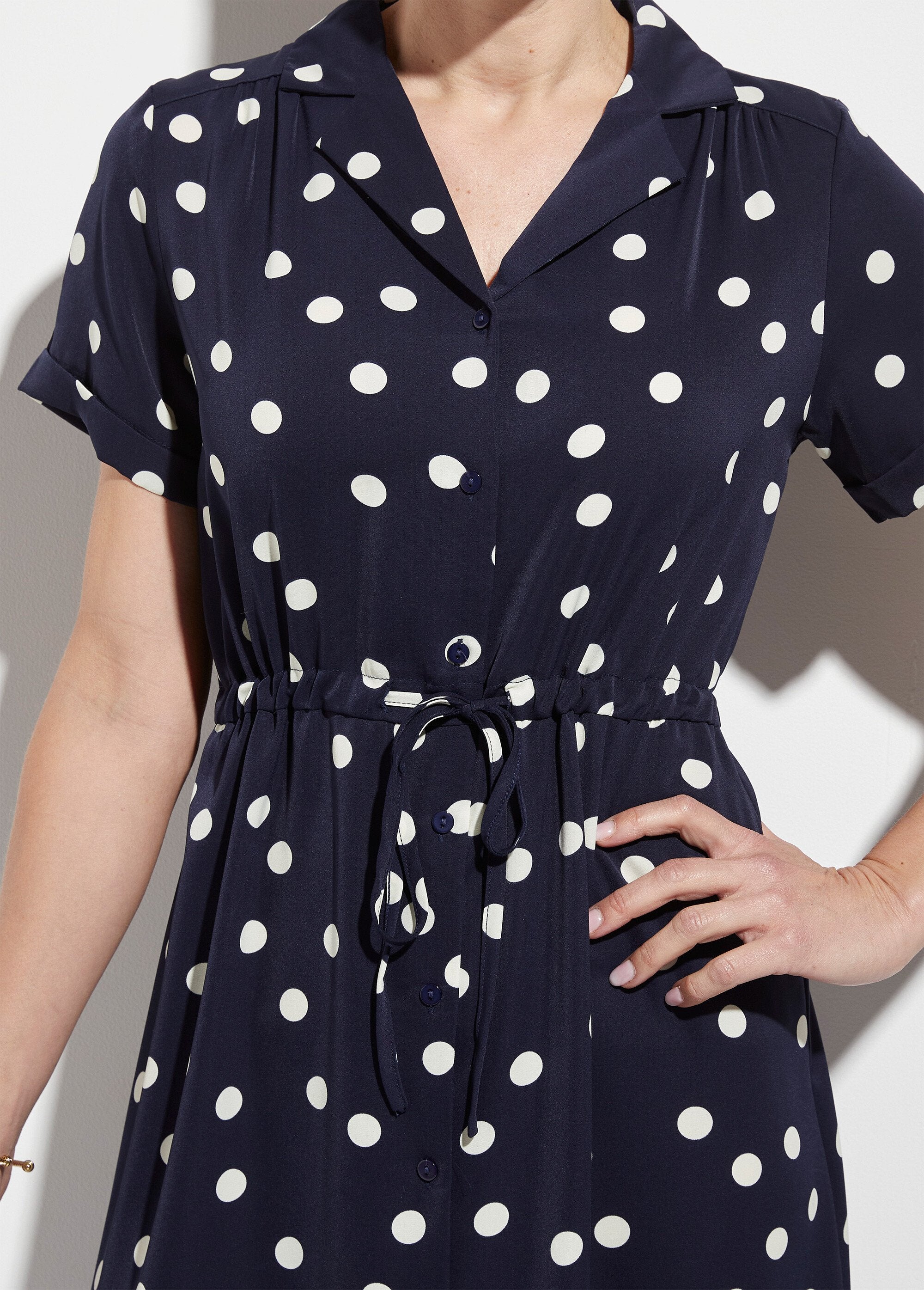Vestido_camisero_largo_de_lunares_con_cinturón_Guisantes_blancos_DE1_slim