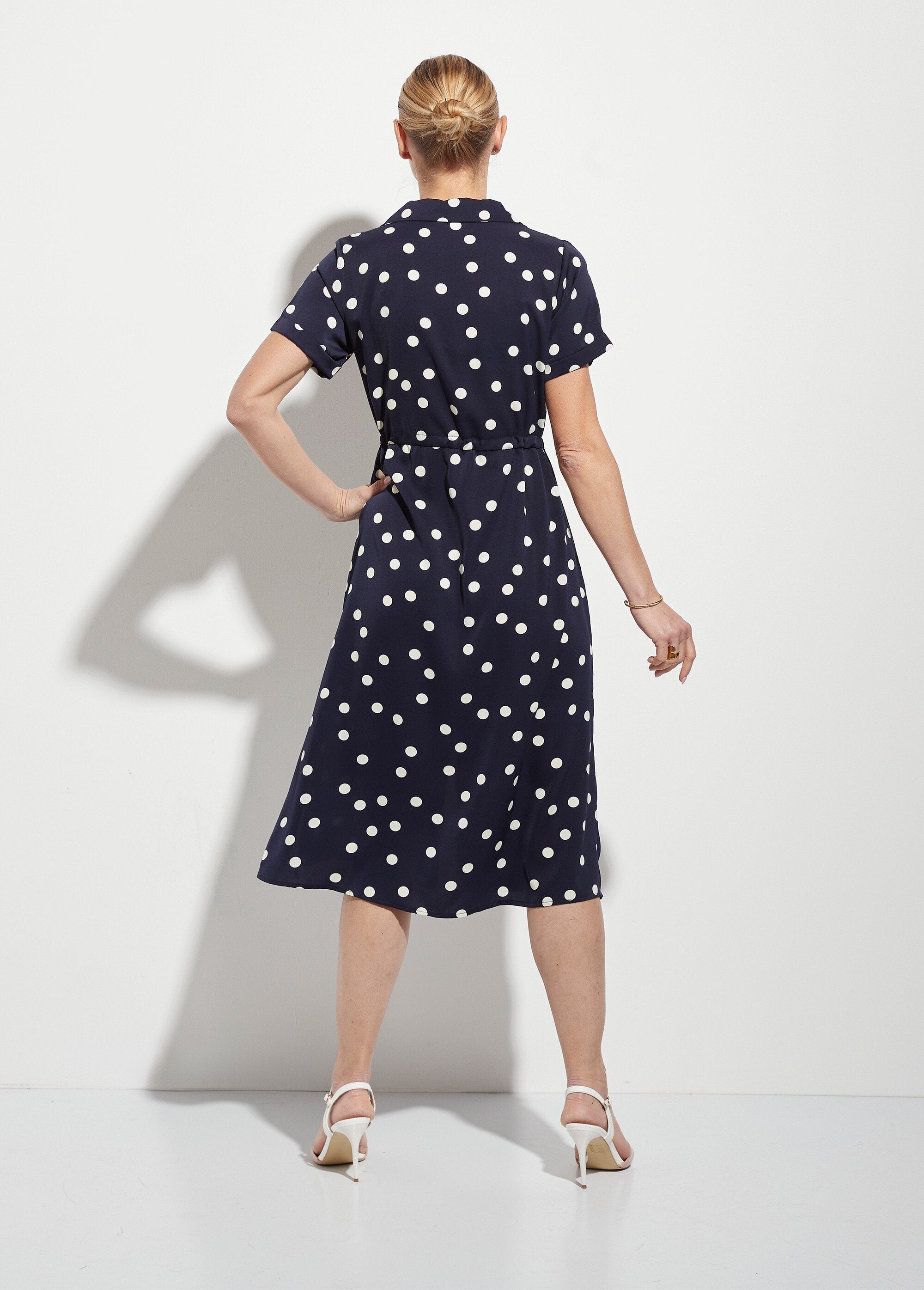 Vestido_camisero_largo_de_lunares_con_cinturón_Guisantes_blancos_DO1_slim