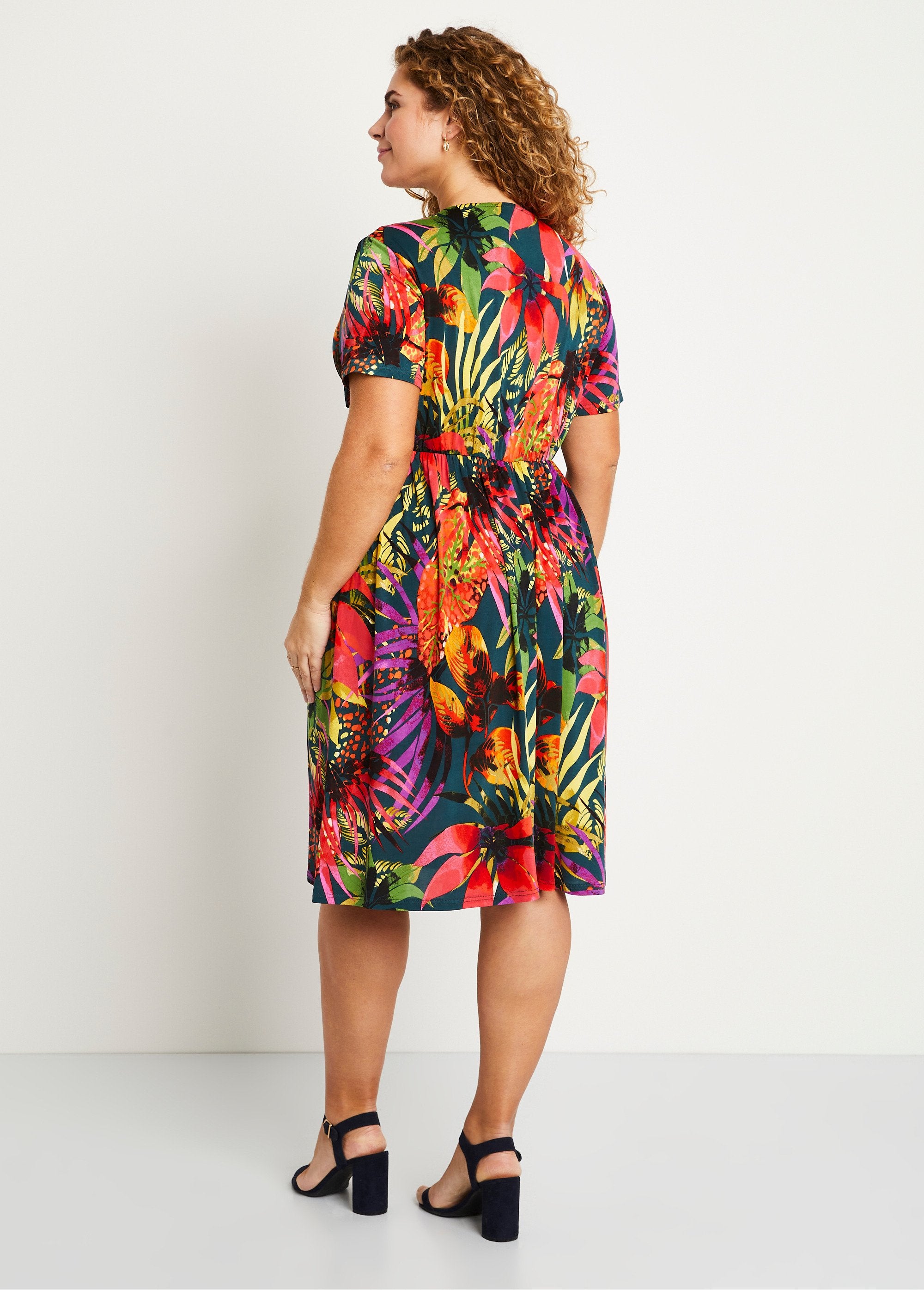 Vestido_corto_cruzado_con_estampado_exótico_Multicolor_DO1_curvy