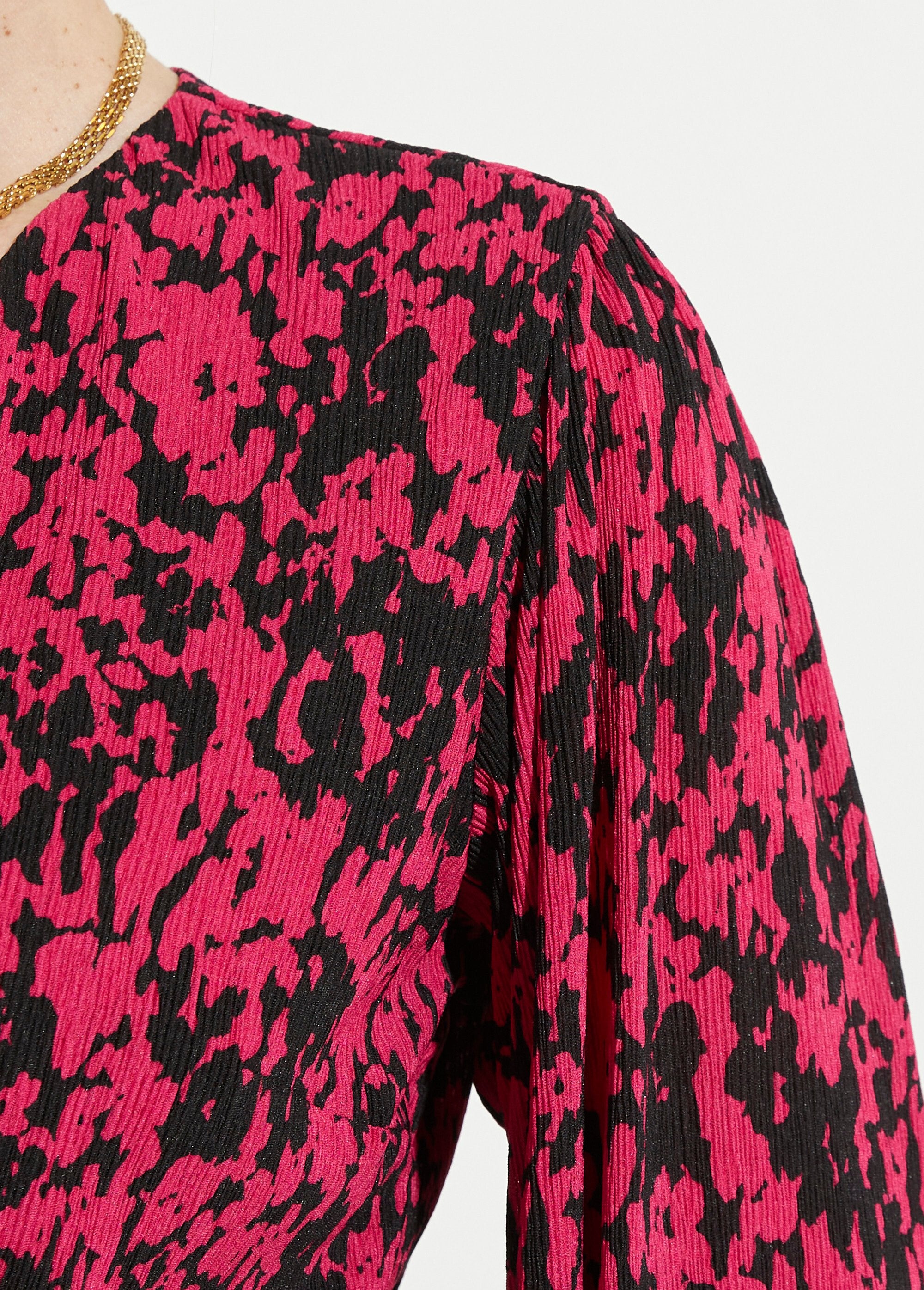 Vestido_corto_cruzado_con_estampado_tachiste_Negro_y_fucsia_DE2_slim