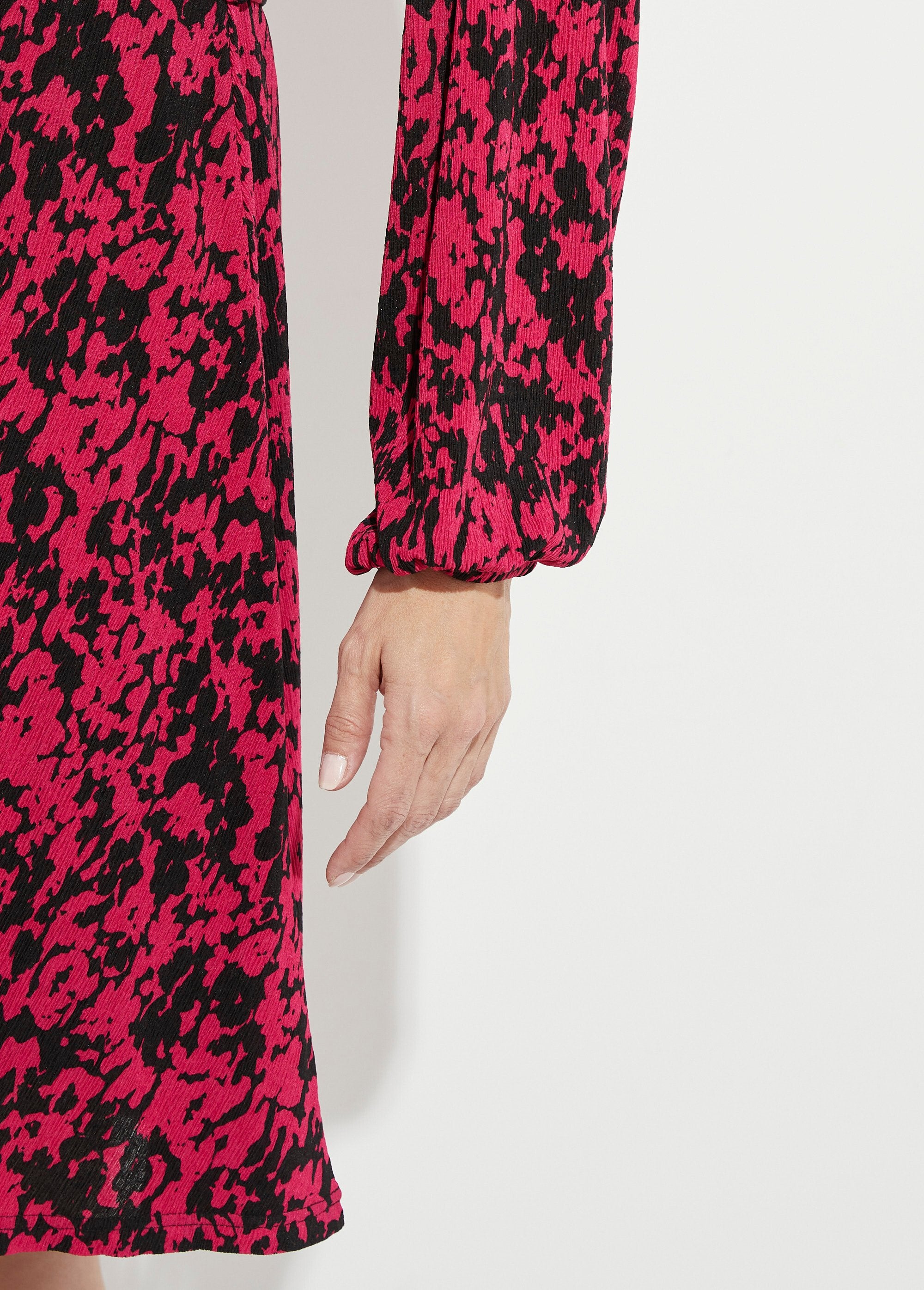 Vestido_corto_cruzado_con_estampado_tachiste_Negro_y_fucsia_DE3_slim