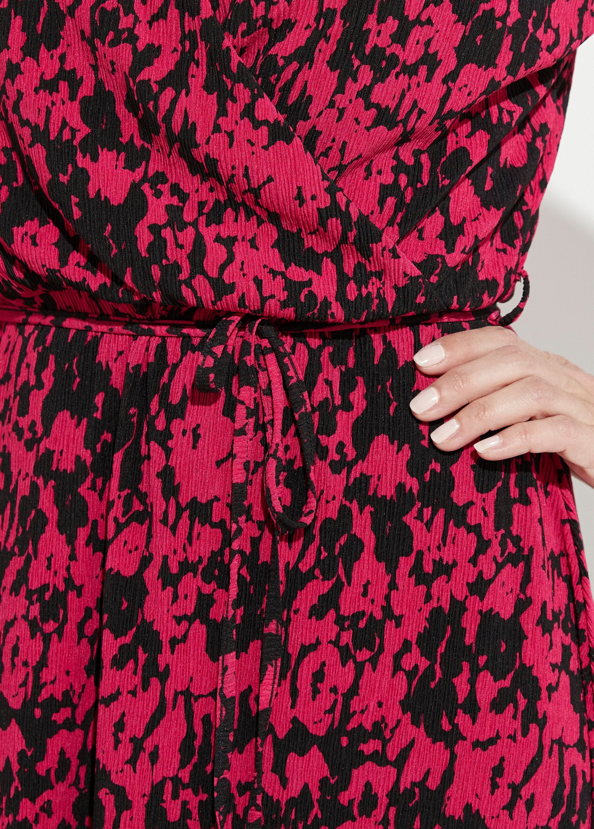 Vestido_corto_cruzado_con_estampado_tachiste_Negro_y_fucsia_DE4_slim