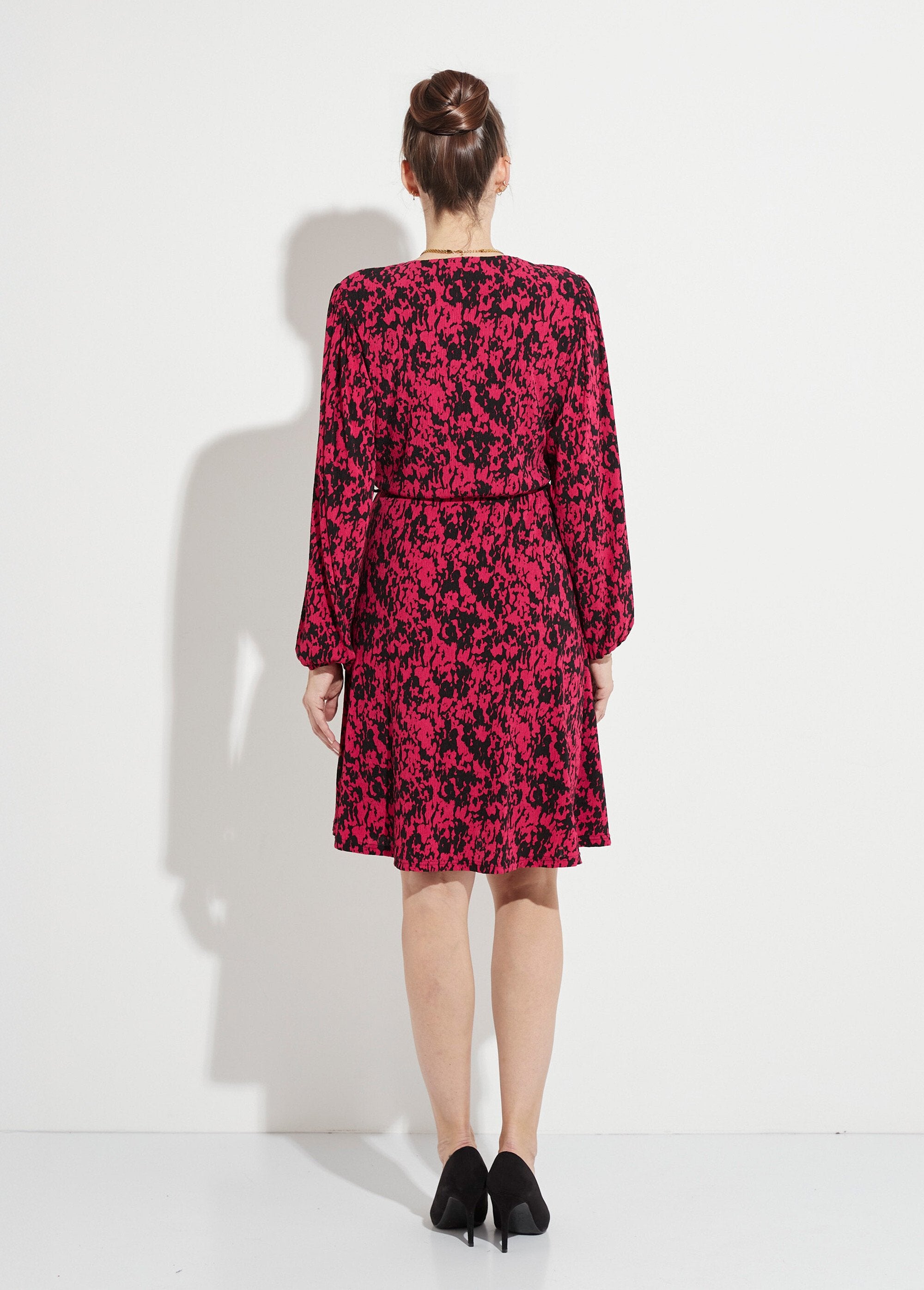Vestido_corto_cruzado_con_estampado_tachiste_Negro_y_fucsia_DO1_slim