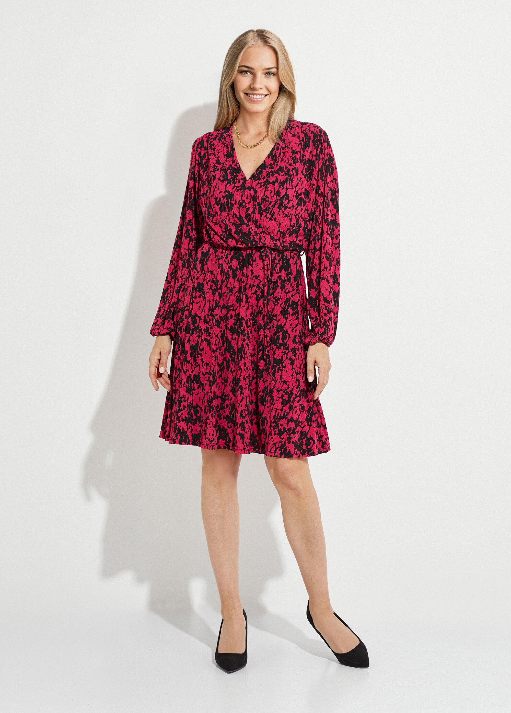 Vestido_corto_cruzado_con_estampado_tachiste_Negro_y_fucsia_FA1_slim