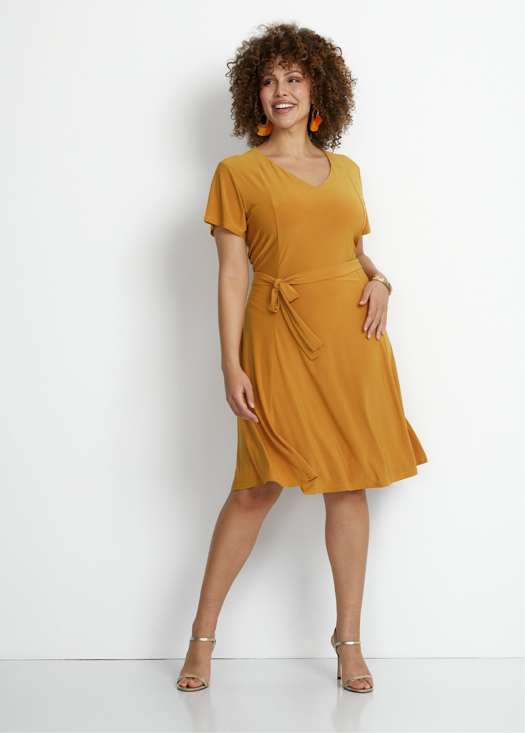 Vestido_corto_con_escote_en_V_y_cinturón_AMARILLO_SF1_curvy