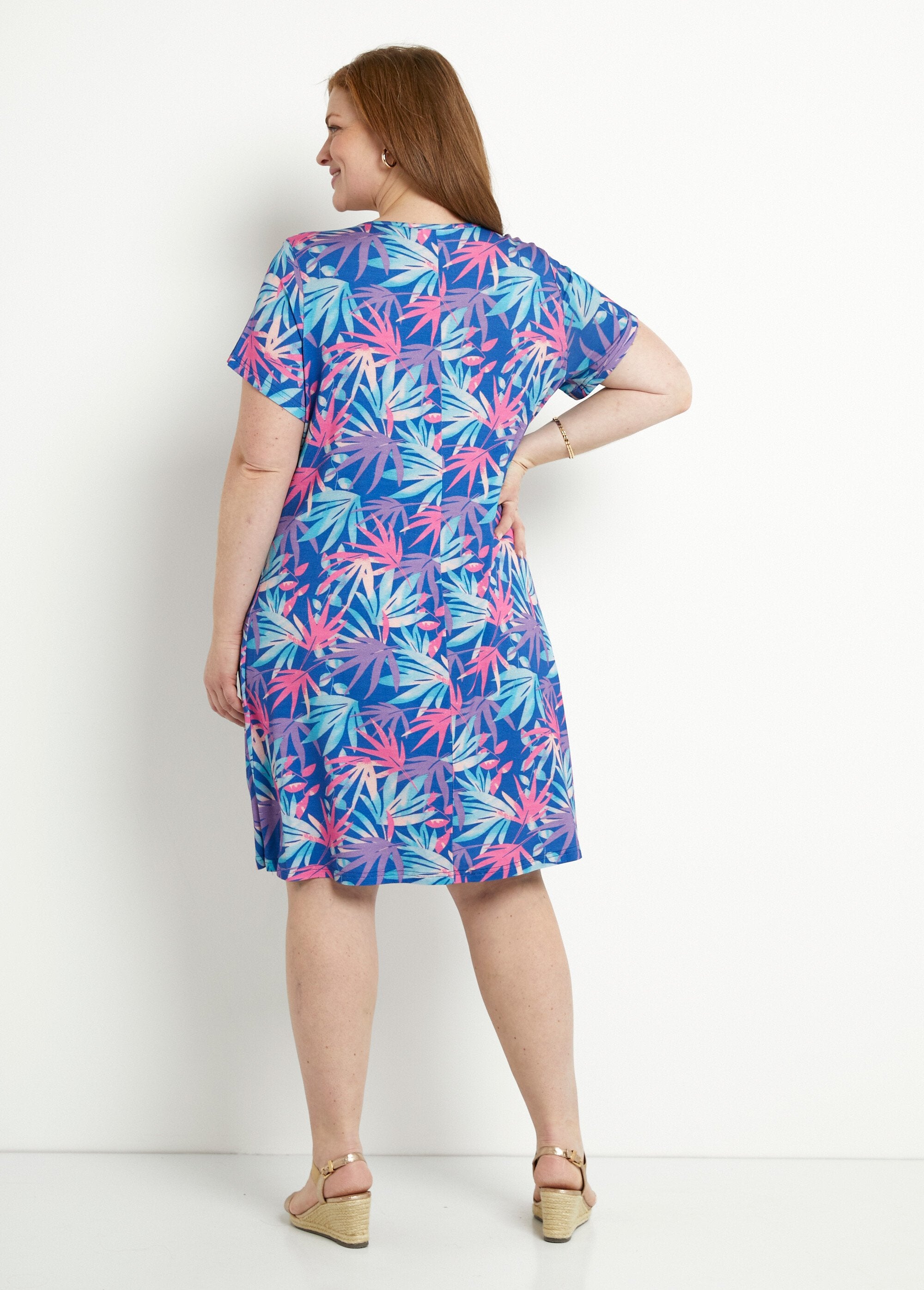 Vestido_corto_recto_y_evasé_con_estampado_de_hojas_azul_y_rosa_DO1_curvy