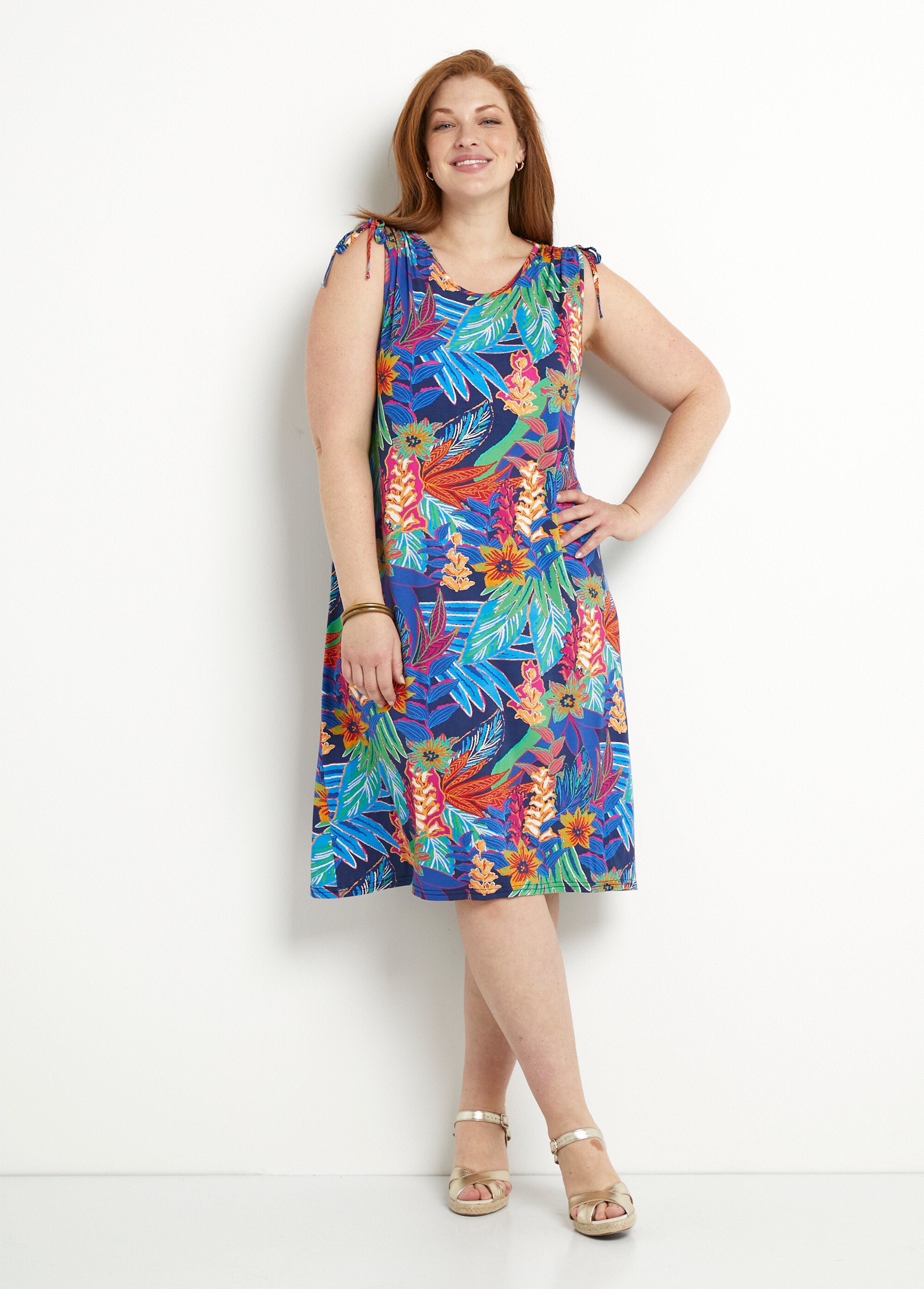 Vestido_corto_sin_mangas_con_estampado_floral_tropical_Azul_y_rojo_FA1_curvy