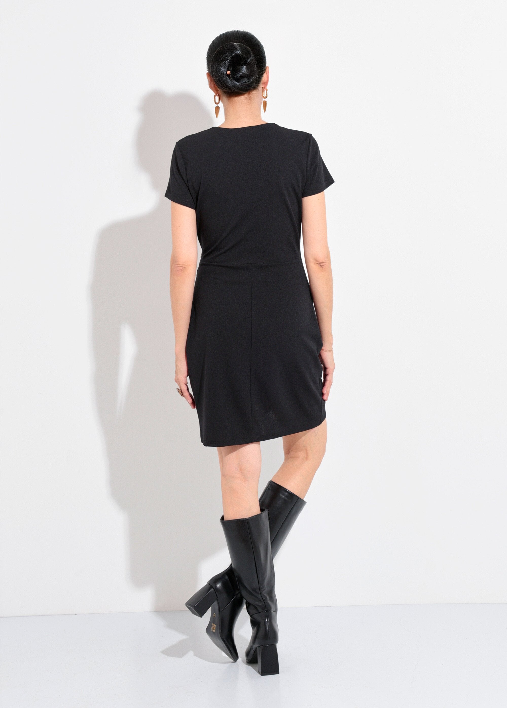 Robe_drapée_maille_crêpe_détail_bijou_Noir_DO1_slim