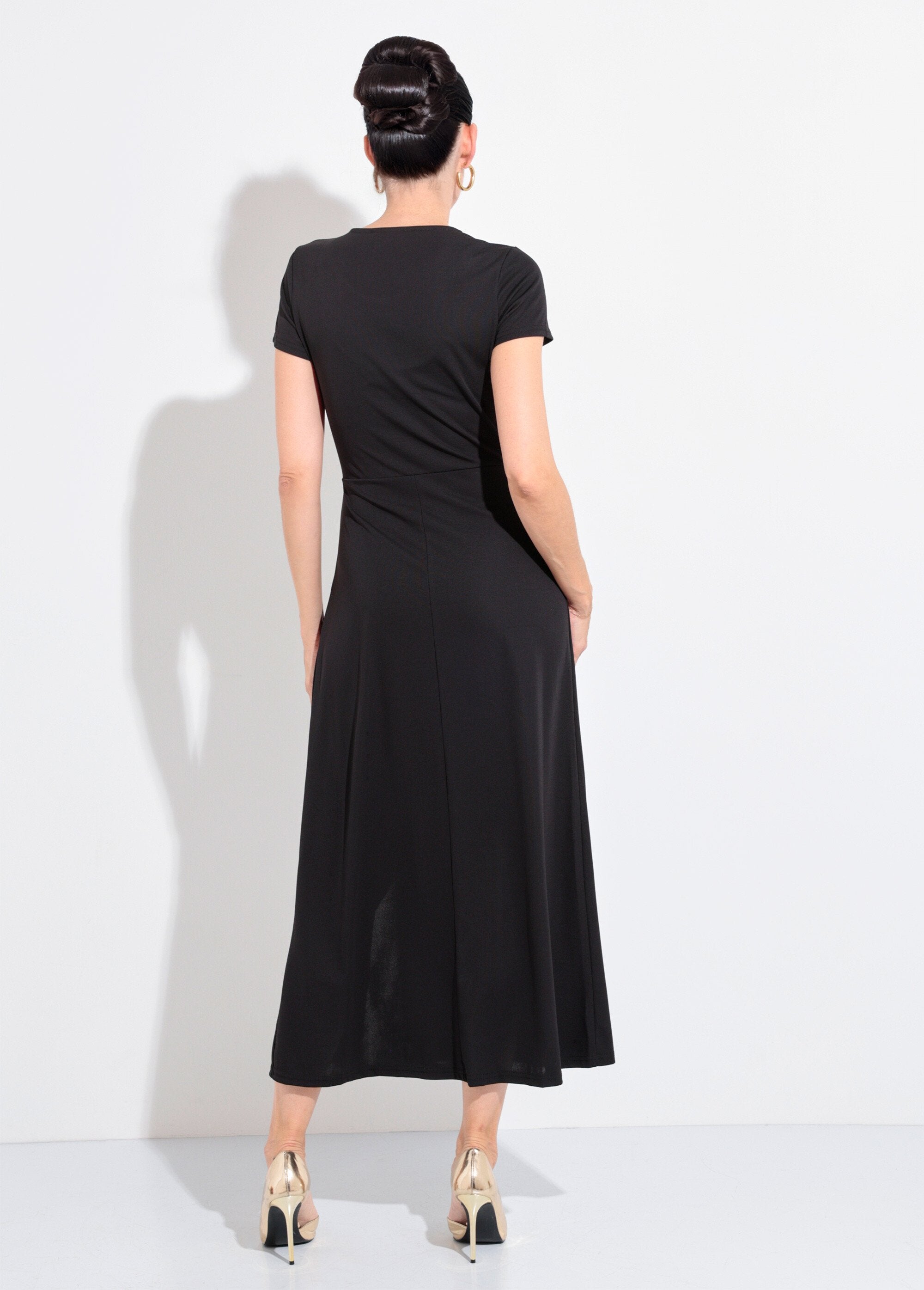 Robe_longue_en_maille_fluide_détail_bijou_Noir_DO1_slim