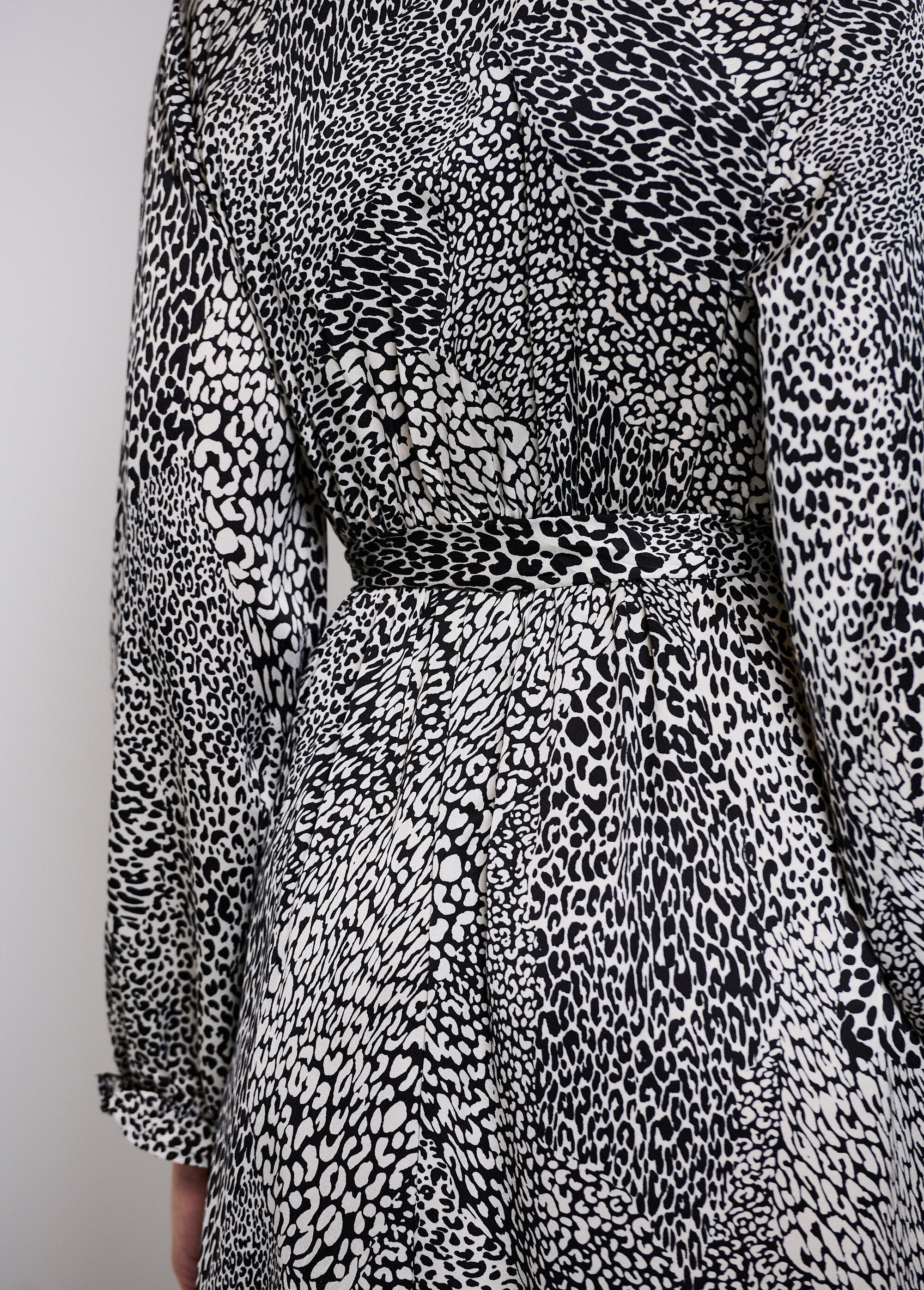 Maxi_vestido_de_satén_con_estampado_animal_En_blanco_y_negro_DE2_slim