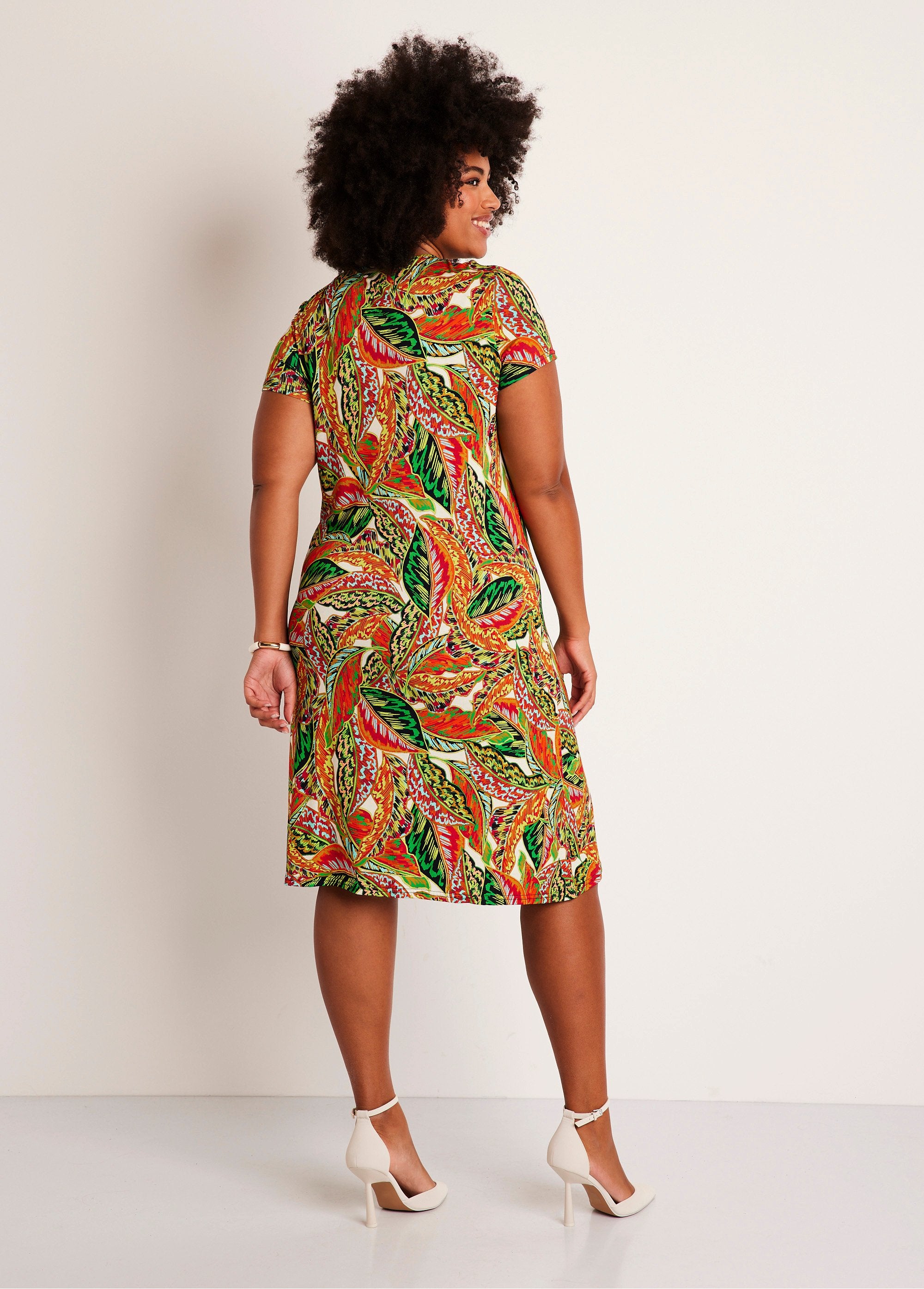 Vestido_corto_de_punto_recto_con_estampado_de_follaje_Verde_y_rojo_DO1_curvy