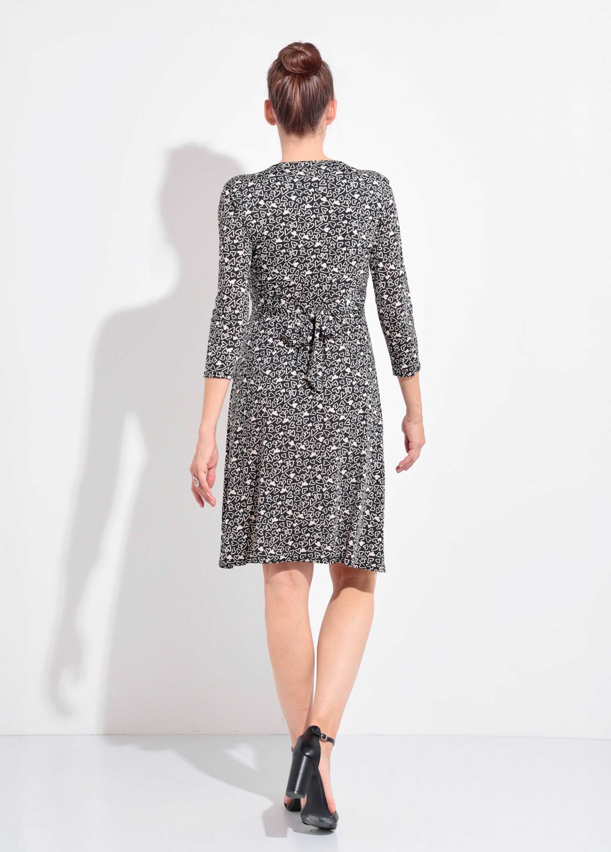 Robe_manches_3/4_col_V_drapé_motif_coeurs_Noir_et_blanc_DO1_slim