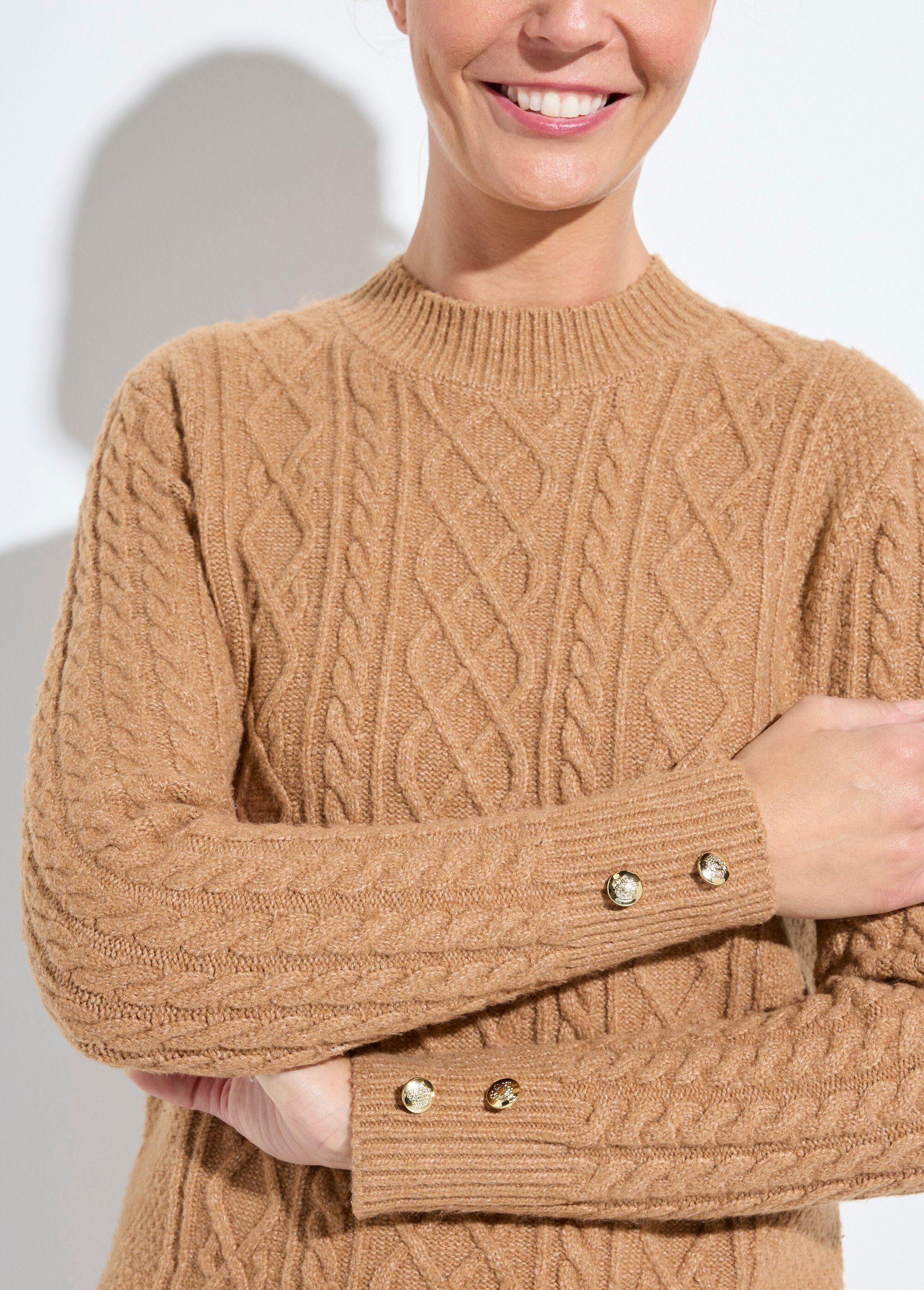 Vestido_corto_de_punto_liso_con_cuello_redondo_camello_DE1_slim