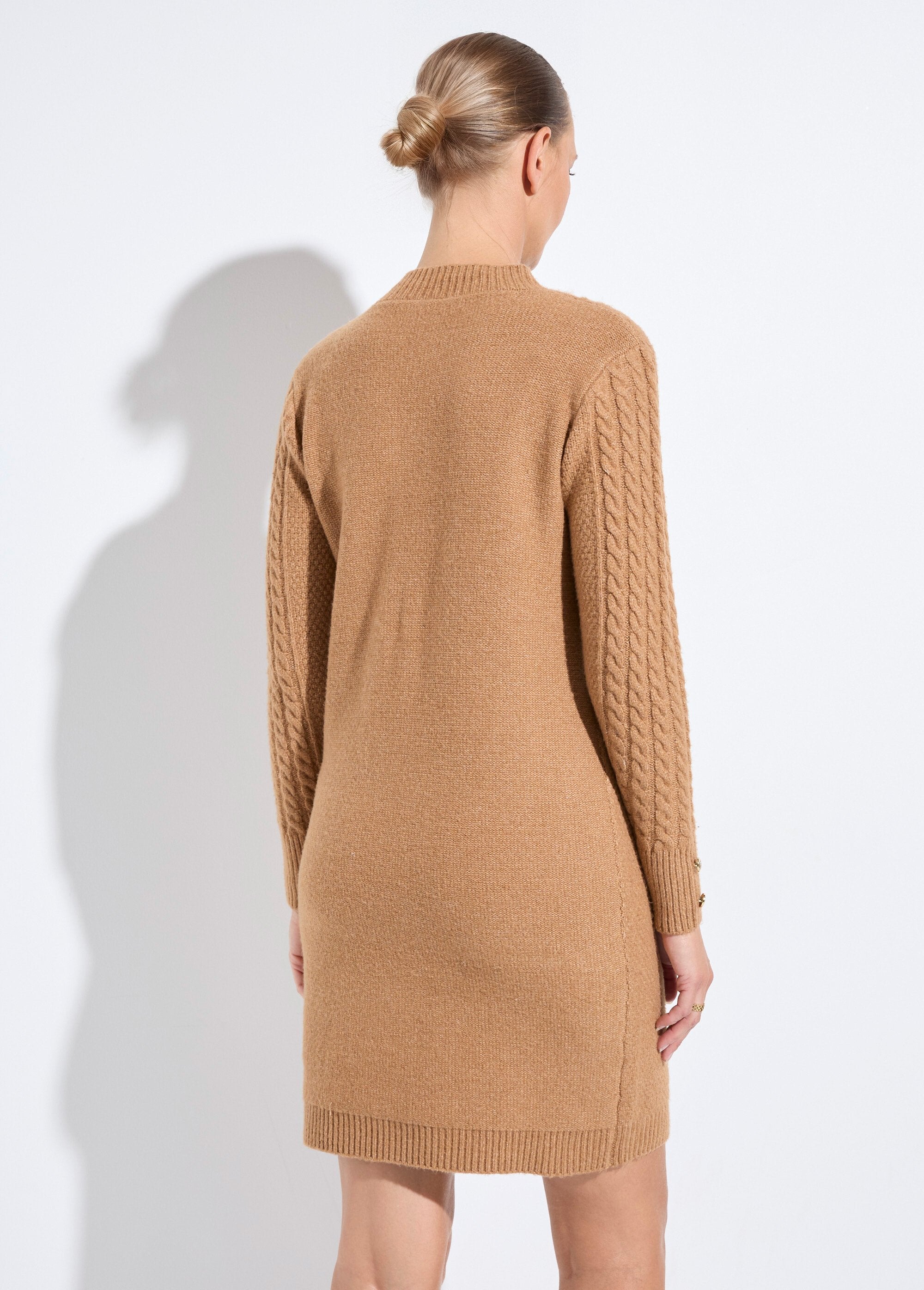 Vestido_corto_de_punto_liso_con_cuello_redondo_camello_DO1_slim