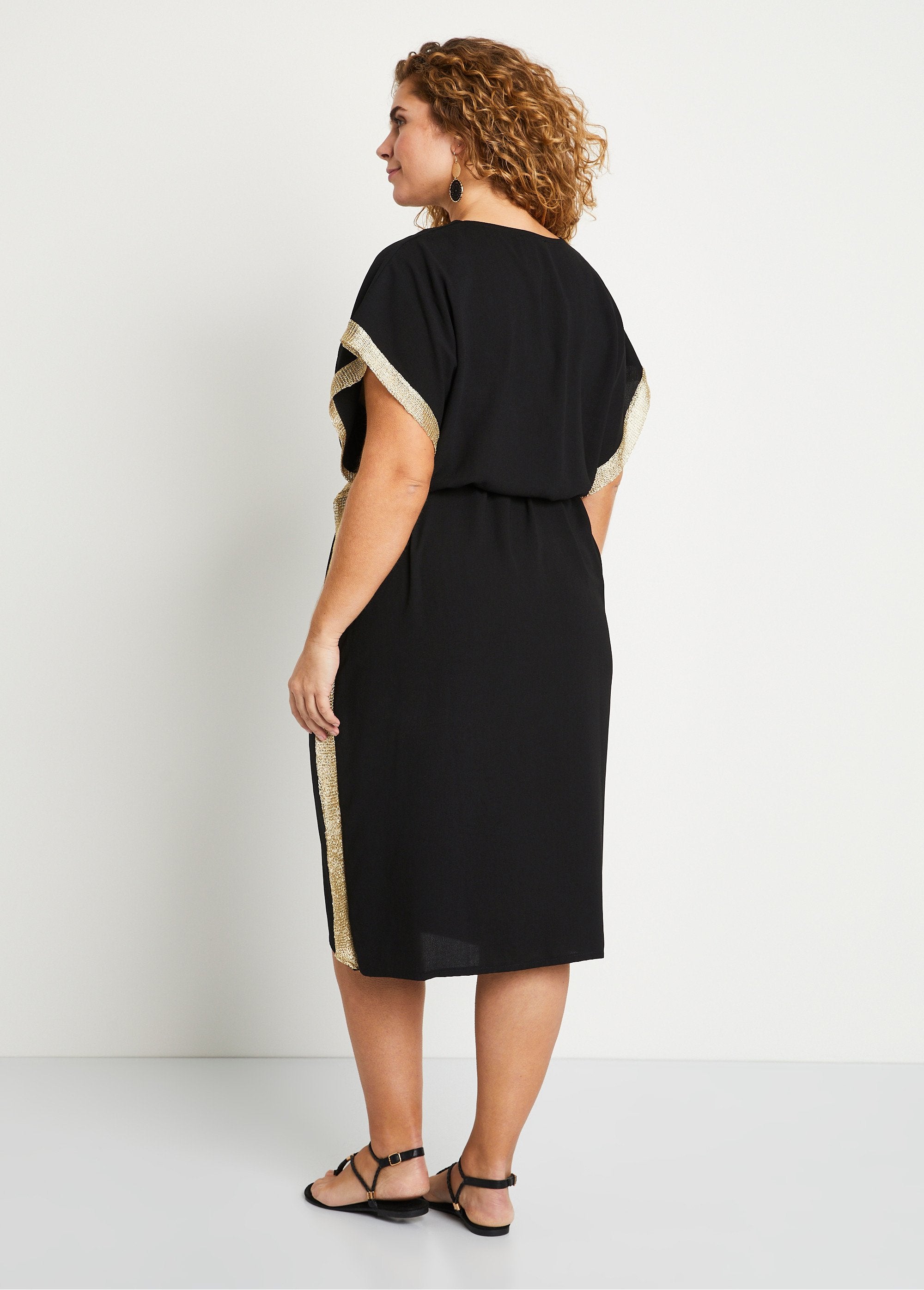 Vestido_midi_liso_holgado_negro_con_escote_en_pico_Negro_DO1_curvy