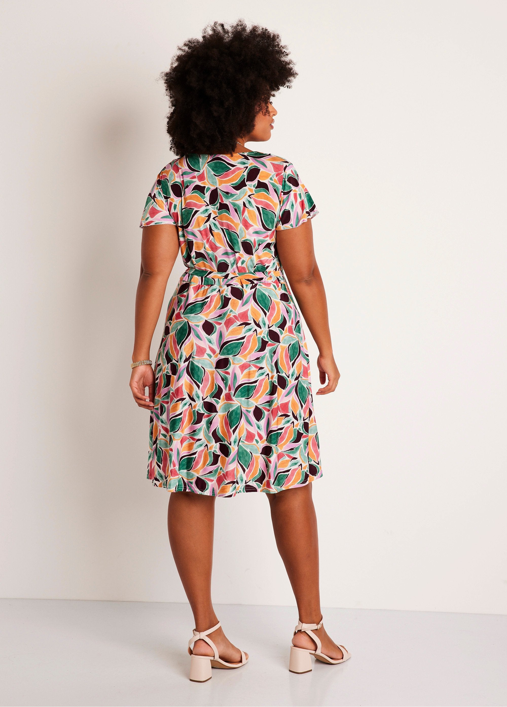 Vestido_corto_recto_estampado_verde_y_rosa_DO1_curvy