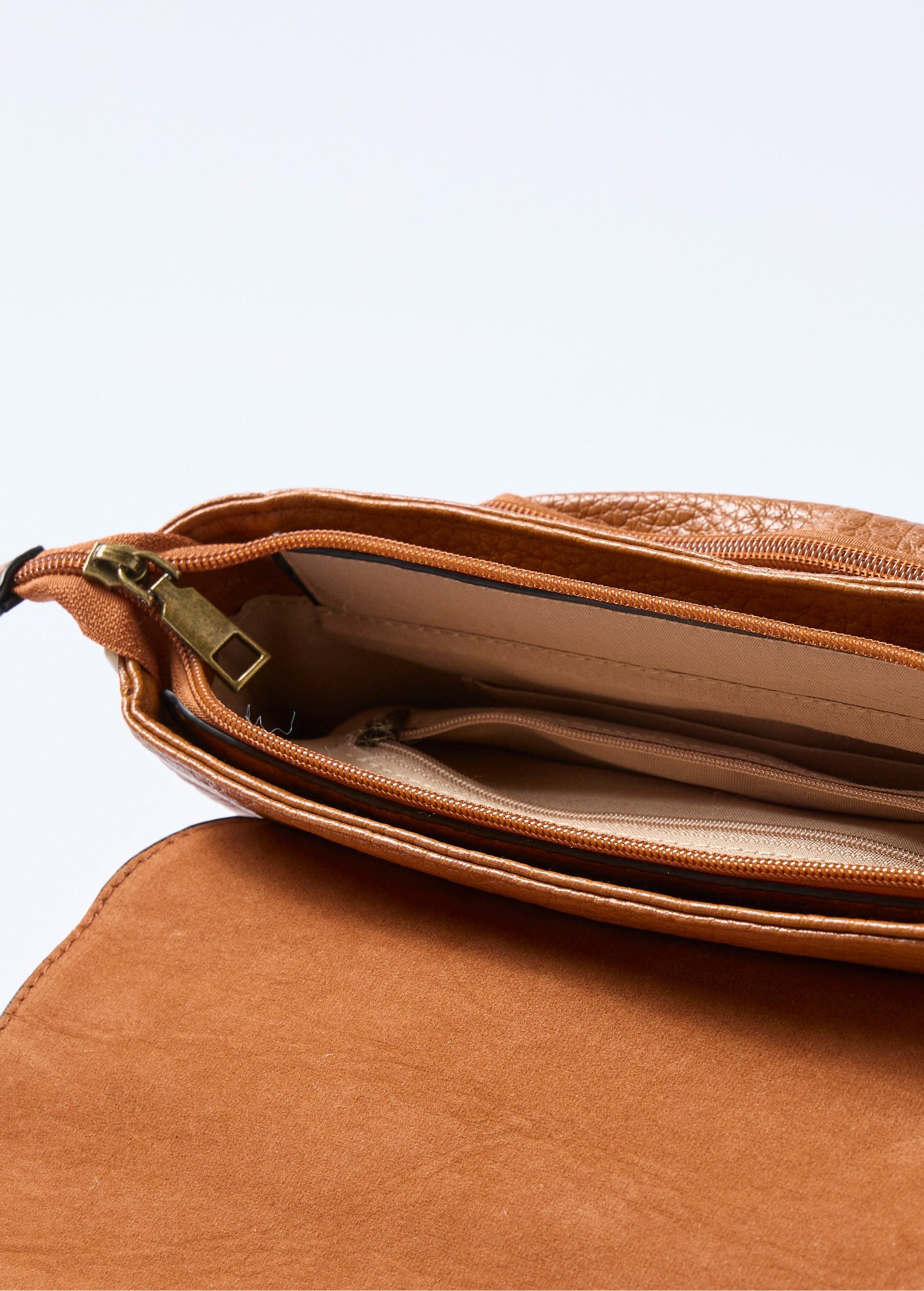 Bolso_tipo_cartera_de_piel_sintética_con_bandolera_camello_DE1_slim