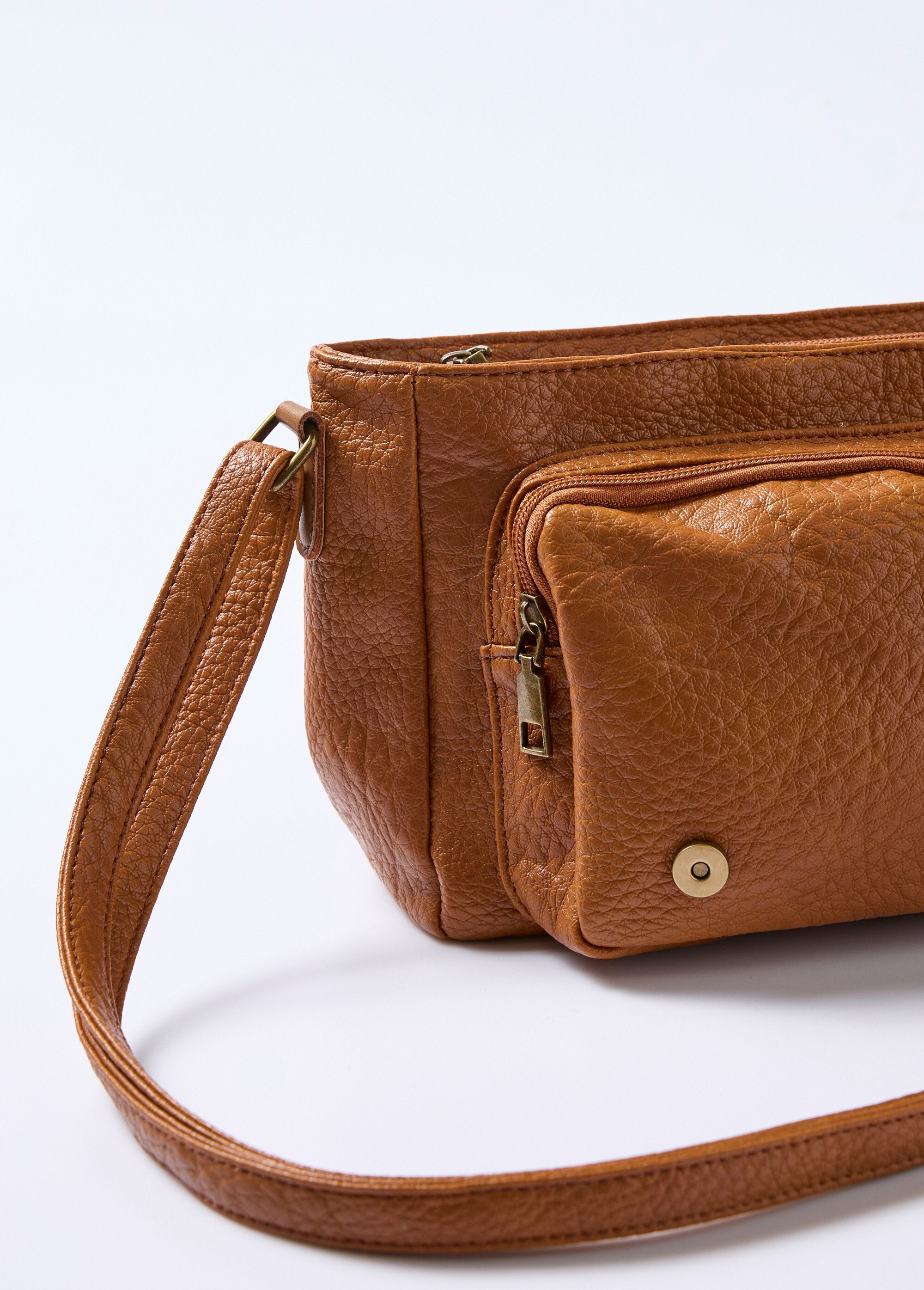 Bolso_tipo_cartera_de_piel_sintética_con_bandolera_camello_DE2_slim