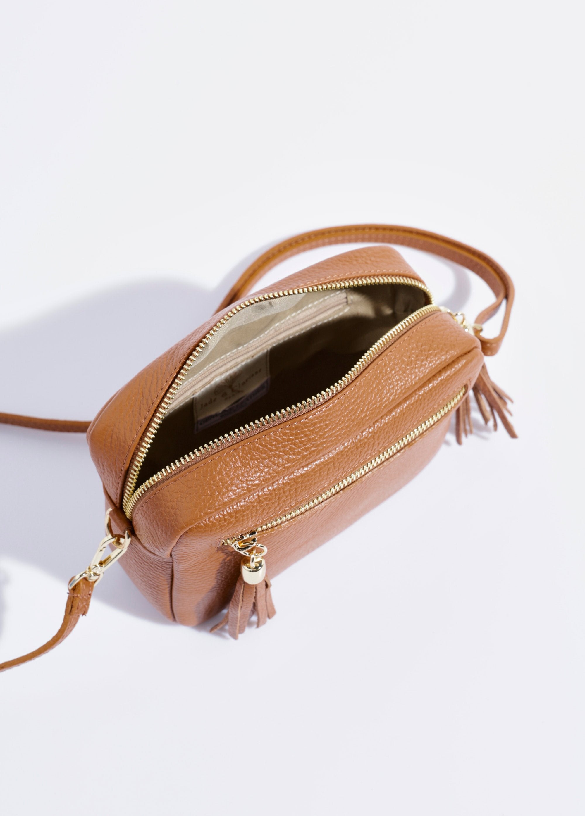 Bolso_de_hombro_rectangular_de_piel_granulada_camello_DE1_slim