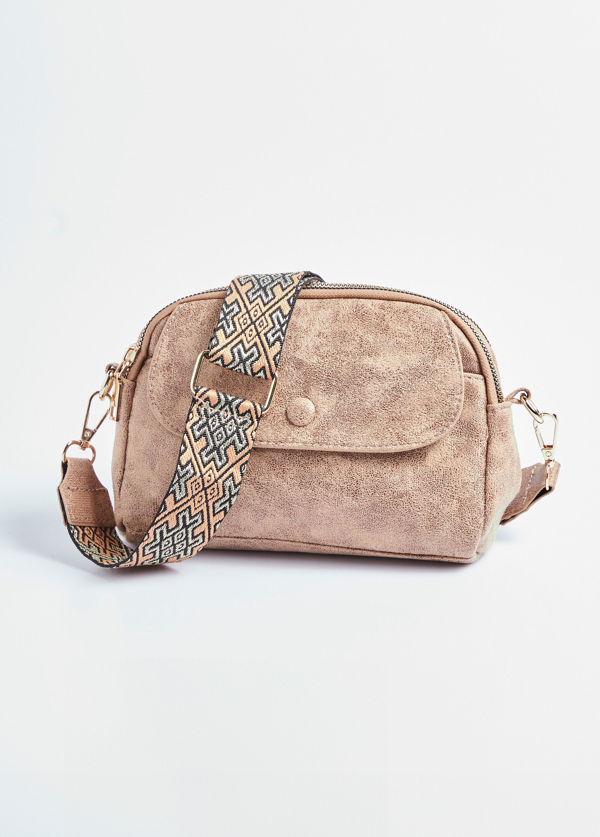 Bolso_de_piel_sintética_metalizada_con_bandolera_camello_FA2_slim