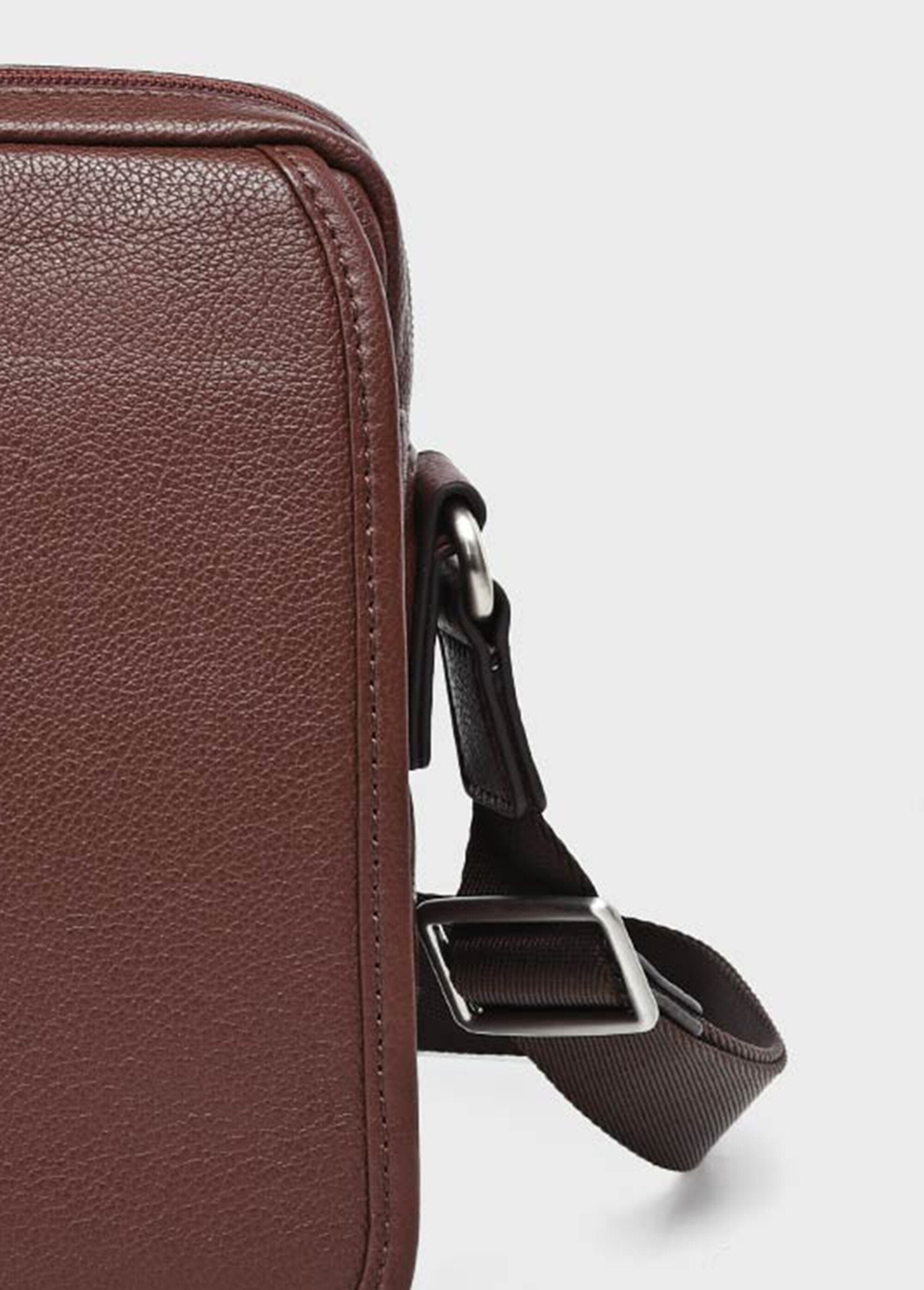 Bolso_masculino_de_piel_con_solapa_Chocolate_DE1_slim