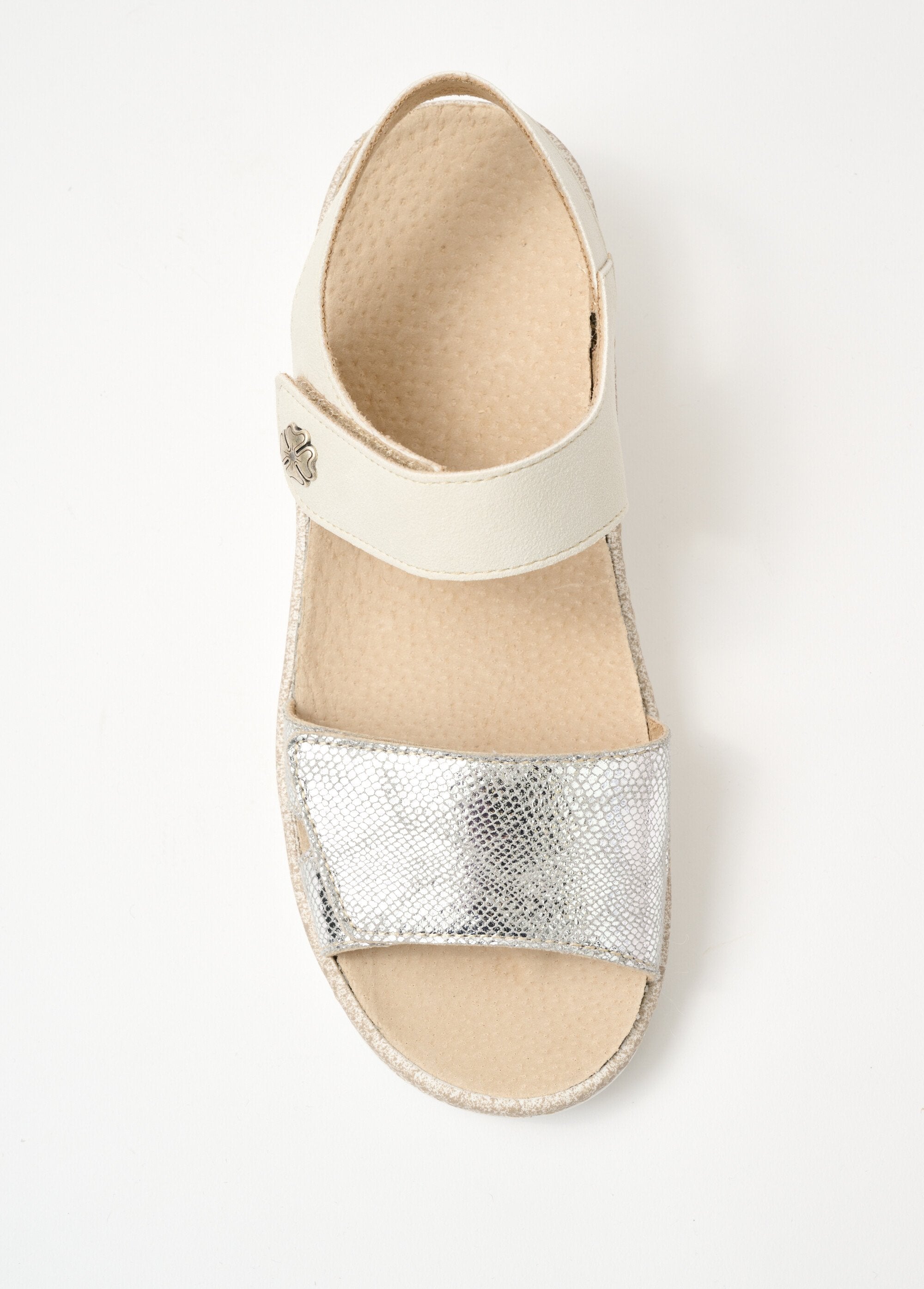 Sandalias_cómodas_con_velcro_ancho_Beige_y_plata_OV1_slim