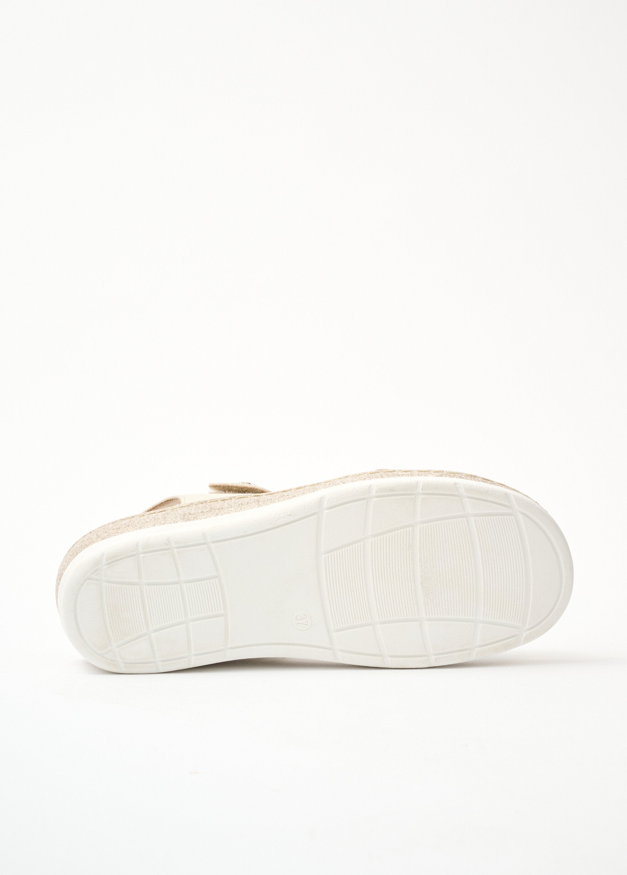 Sandalias_cómodas_con_velcro_ancho_Beige_y_plata_UN1_slim