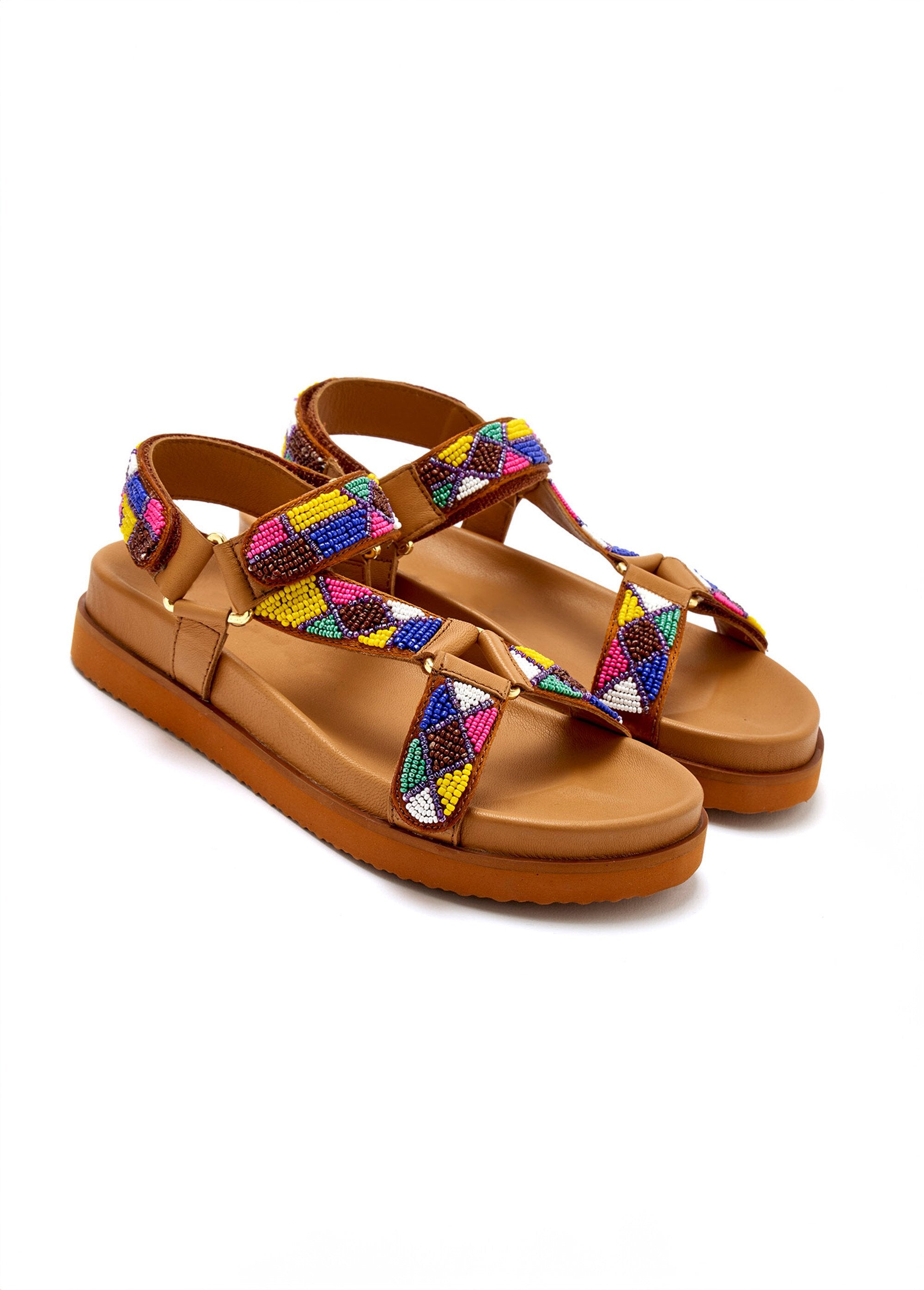Sandalias_con_suela_ergonómica_y_tiras_de_perlas_Castaño_DE1_slim