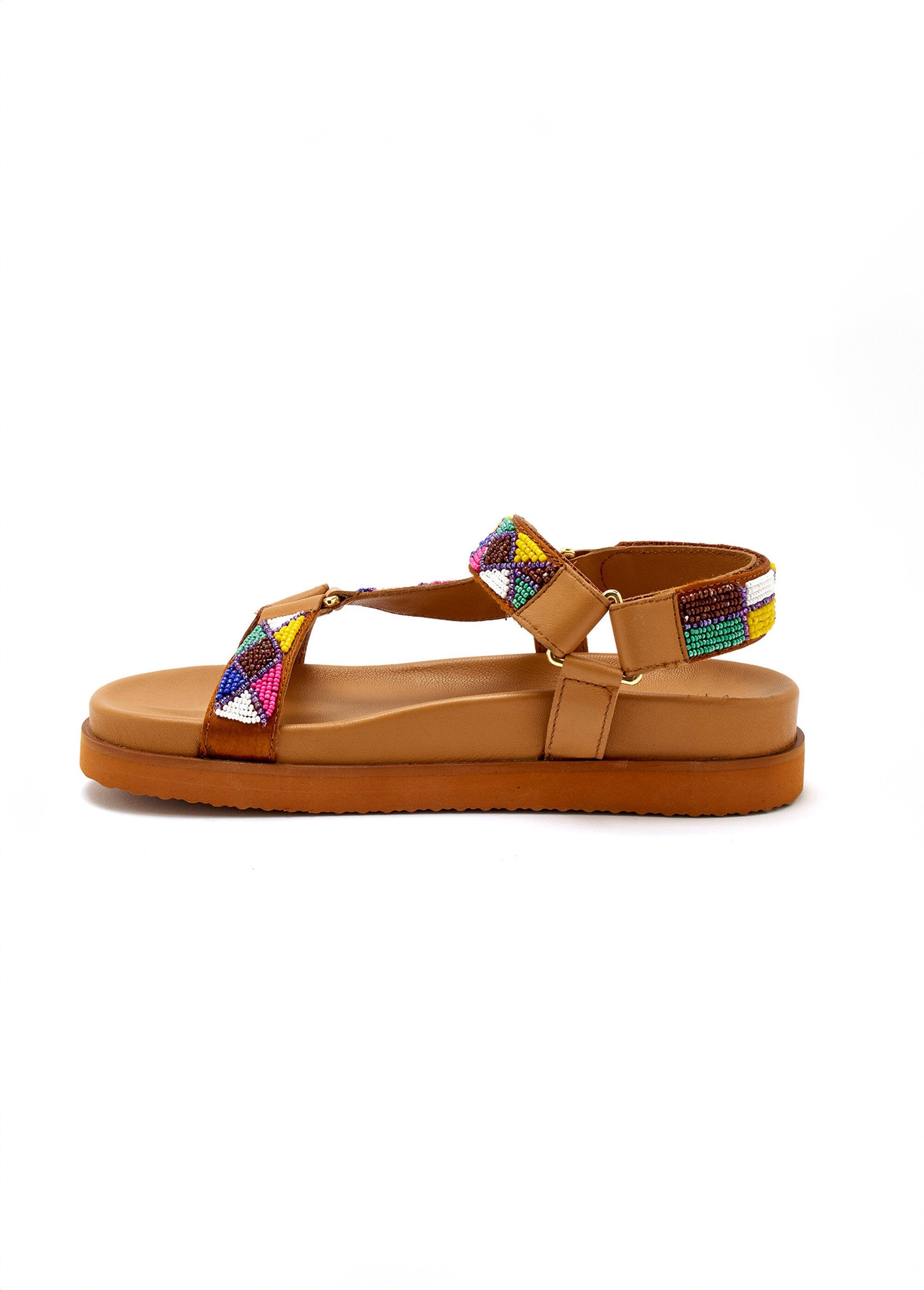 Sandalias_con_suela_ergonómica_y_tiras_de_perlas_Castaño_GA1_slim