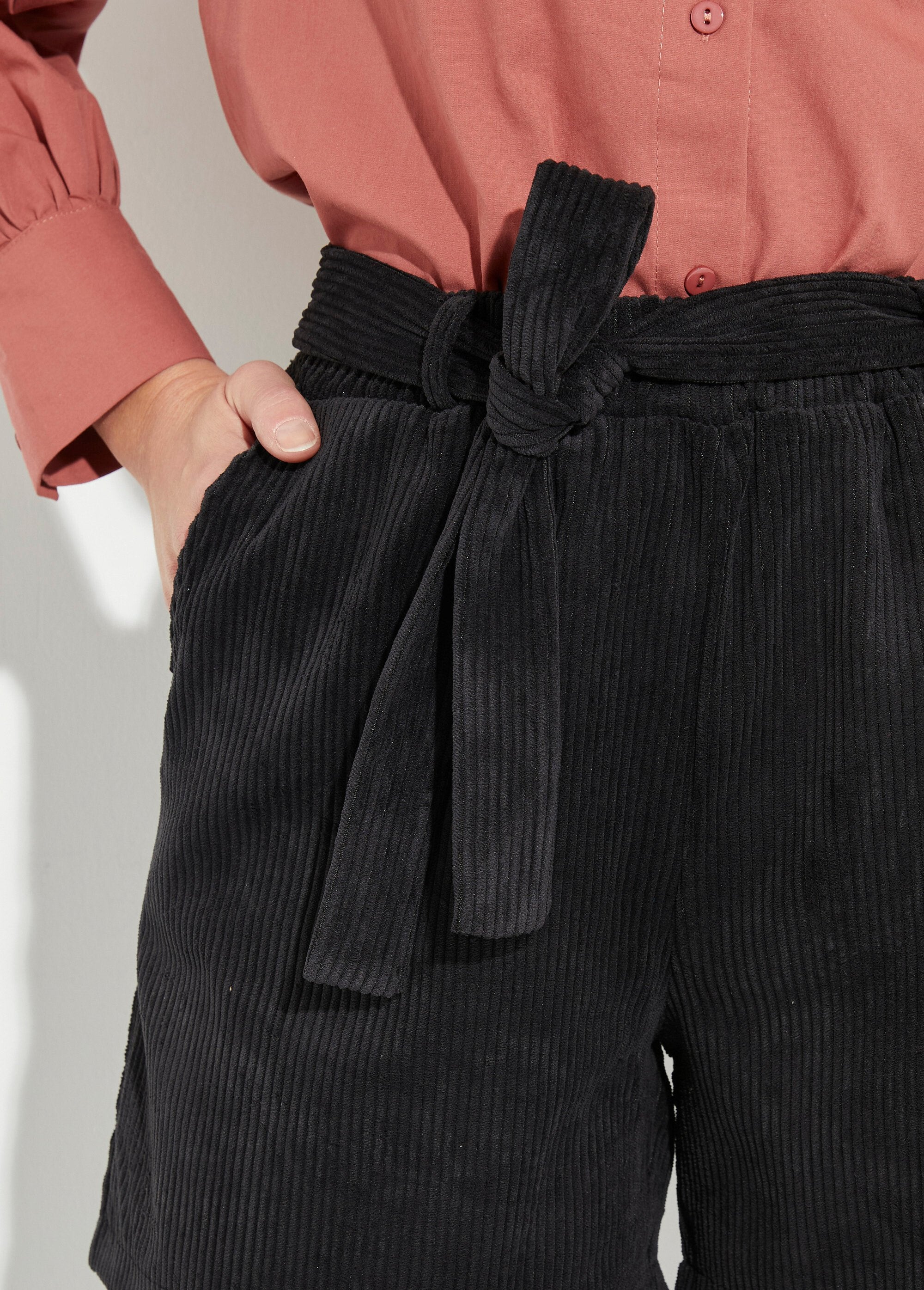 Pantalones_cortos_de_pana_de_cintura_ancha_Negro_DE1_slim