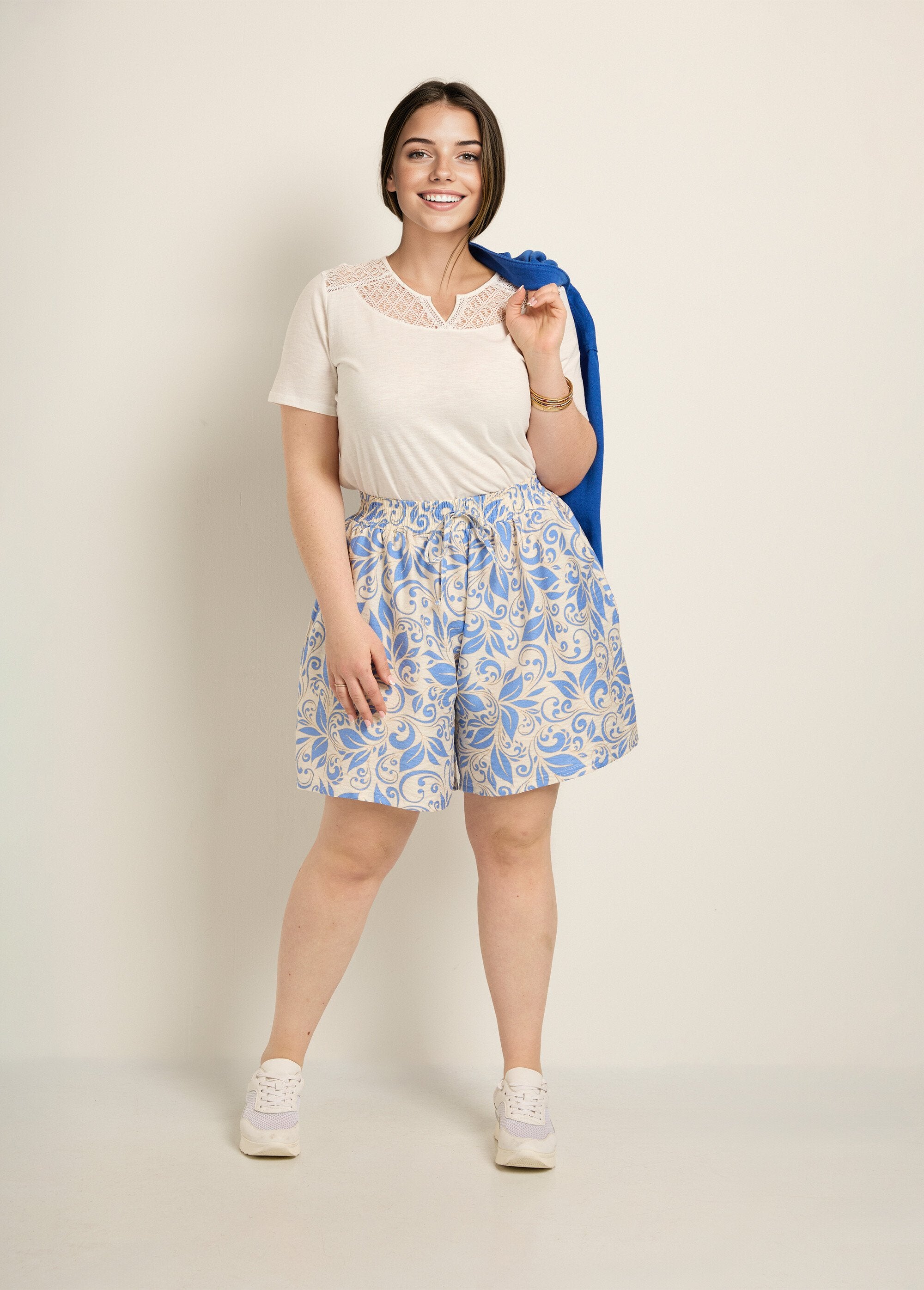 Shorts_anchos_estampados,_cintura_elástica._Crudo_y_azul_SF1_curvy