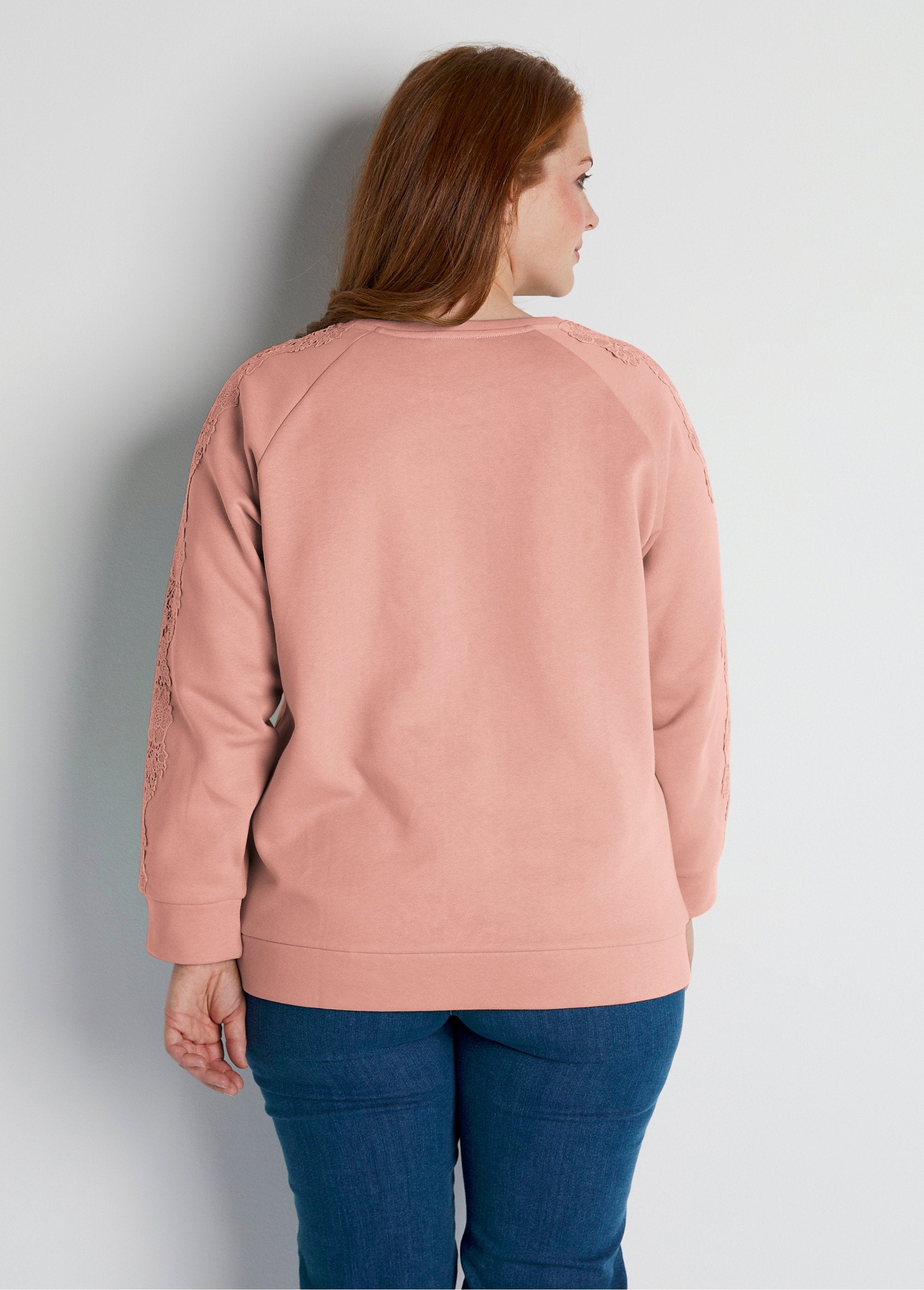 Sudadera_de_punto_con_cuello_redondo_y_encaje_Rosa_DO1_curvy