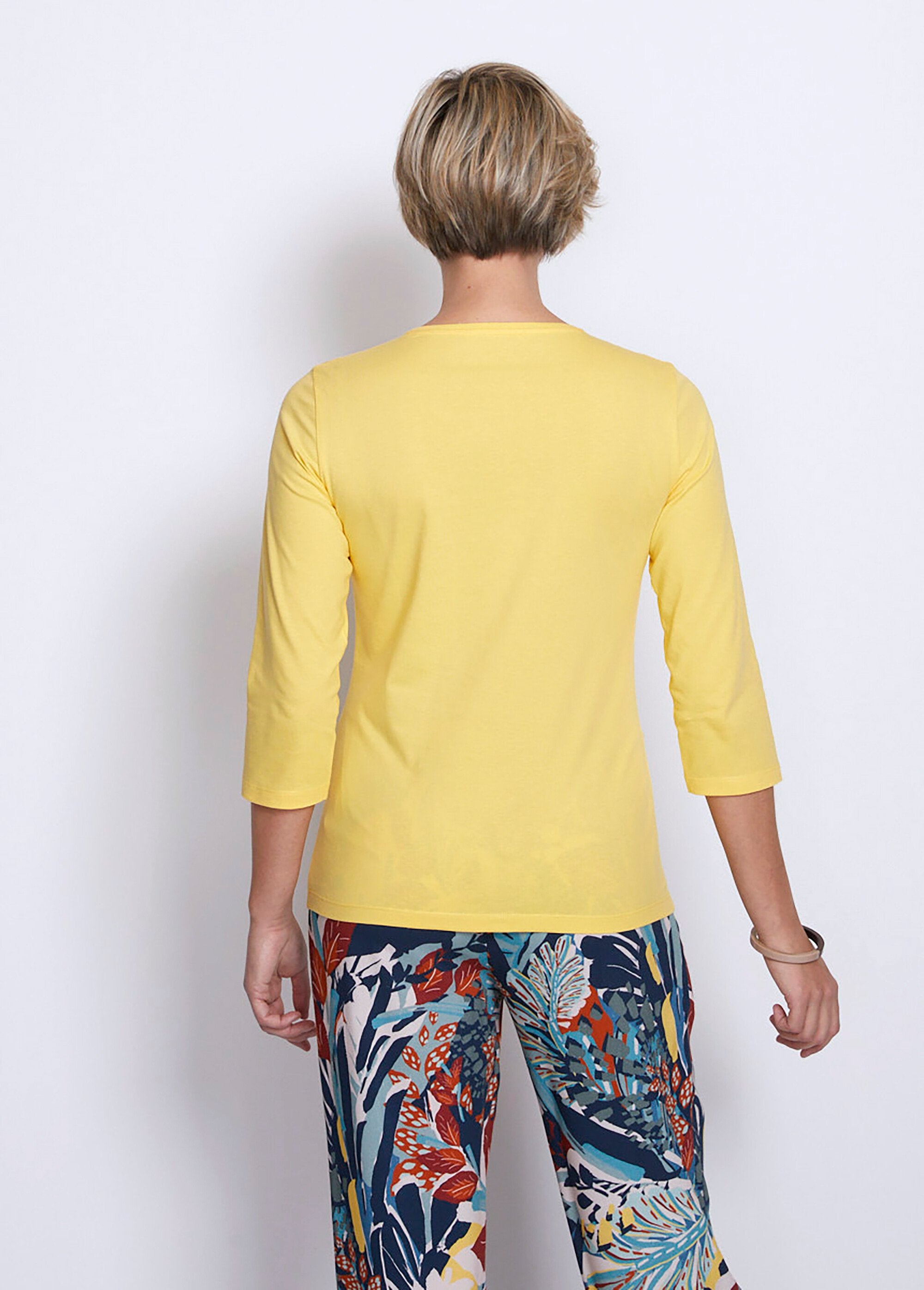 Camiseta_de_manga_3/4_con_cuello_bordado_con_tachuelas_AMARILLO_DO1_slim