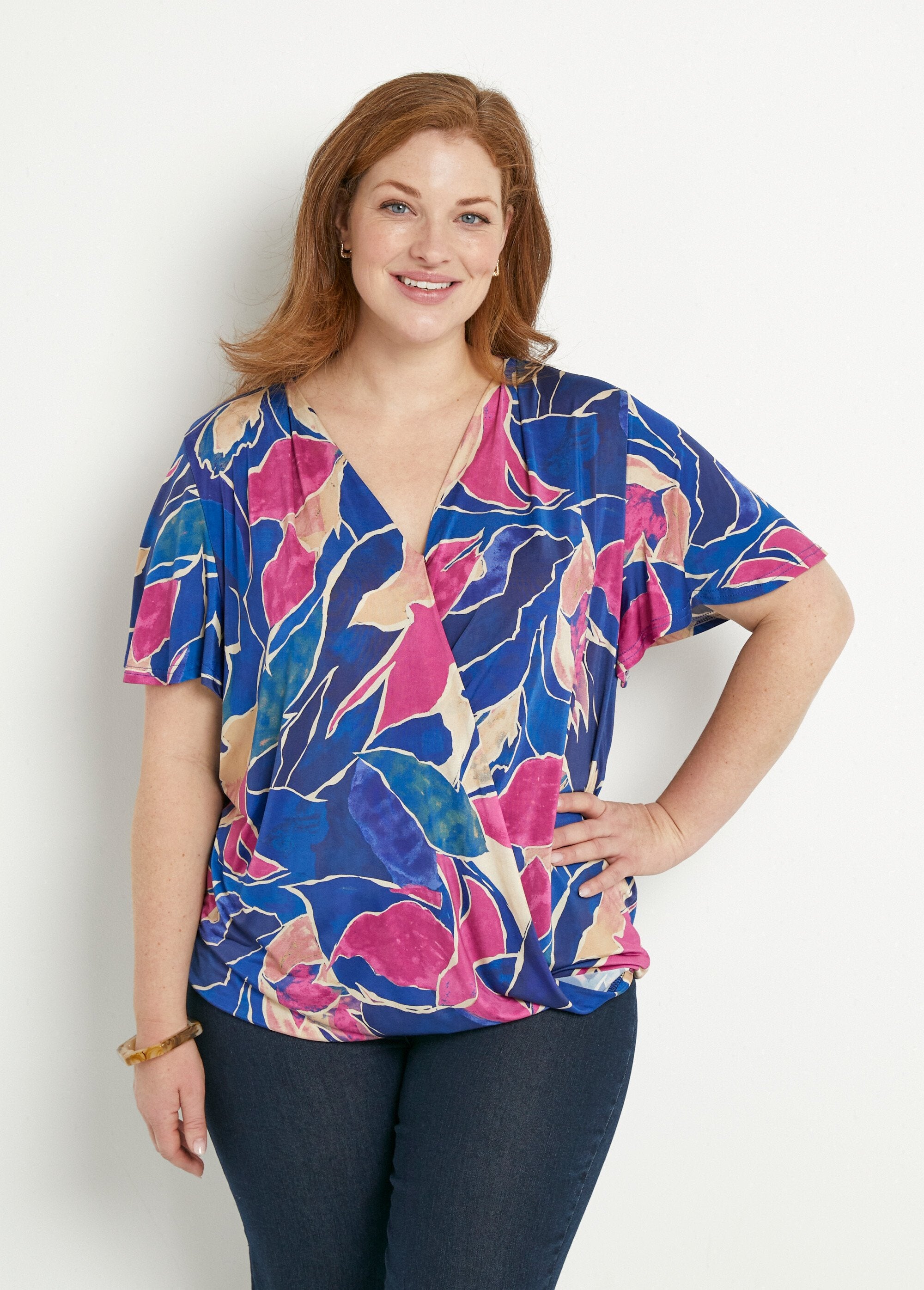 Camiseta_larga_cruzada_con_estampado_floral_azul_y_rosa_FA1_curvy