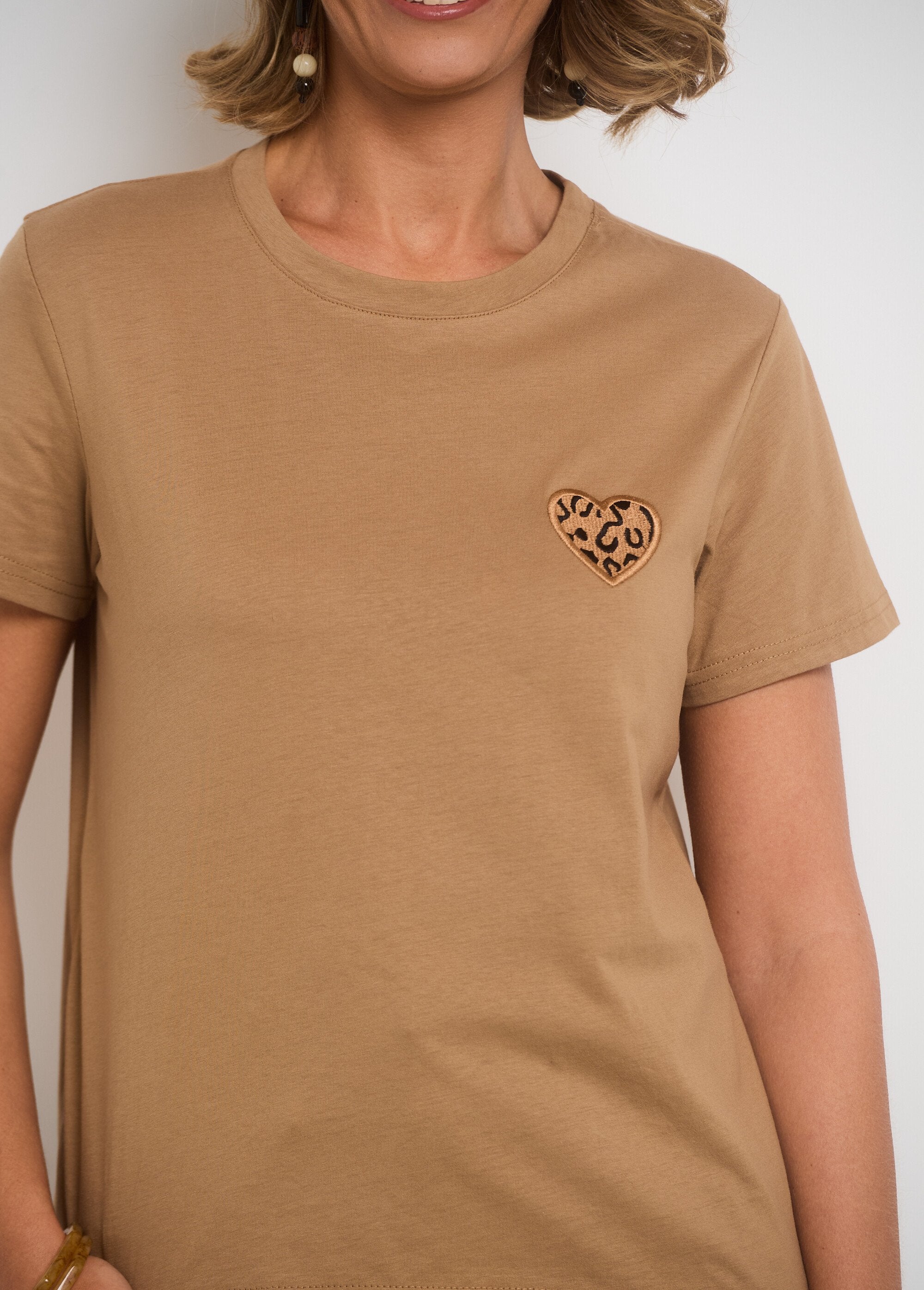 Camiseta_cuello_redondo_corazón_bordado_Camel_DE1_slim