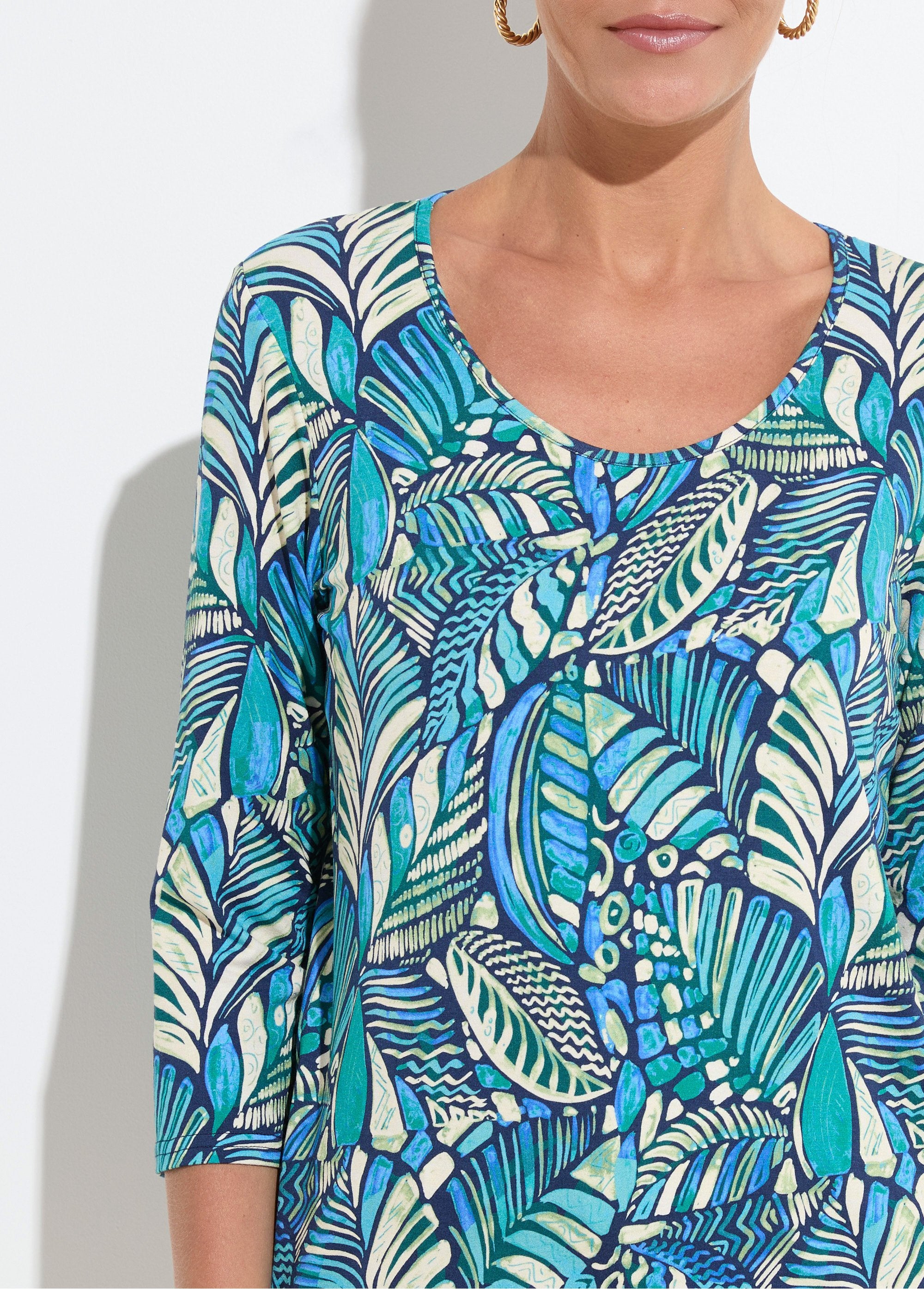 Camiseta_de_cuello_redondo_con_estampado_de_patchwork_Azul_y_verde_DE1_slim
