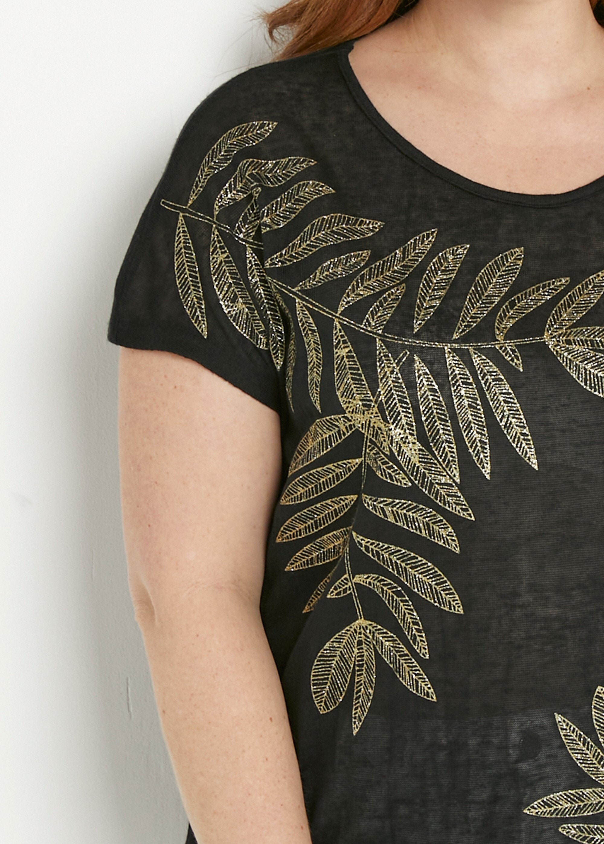 Camiseta_de_cuello_redondo_con_punto_flameado_y_estampado_dorado_Negro_DE1_curvy