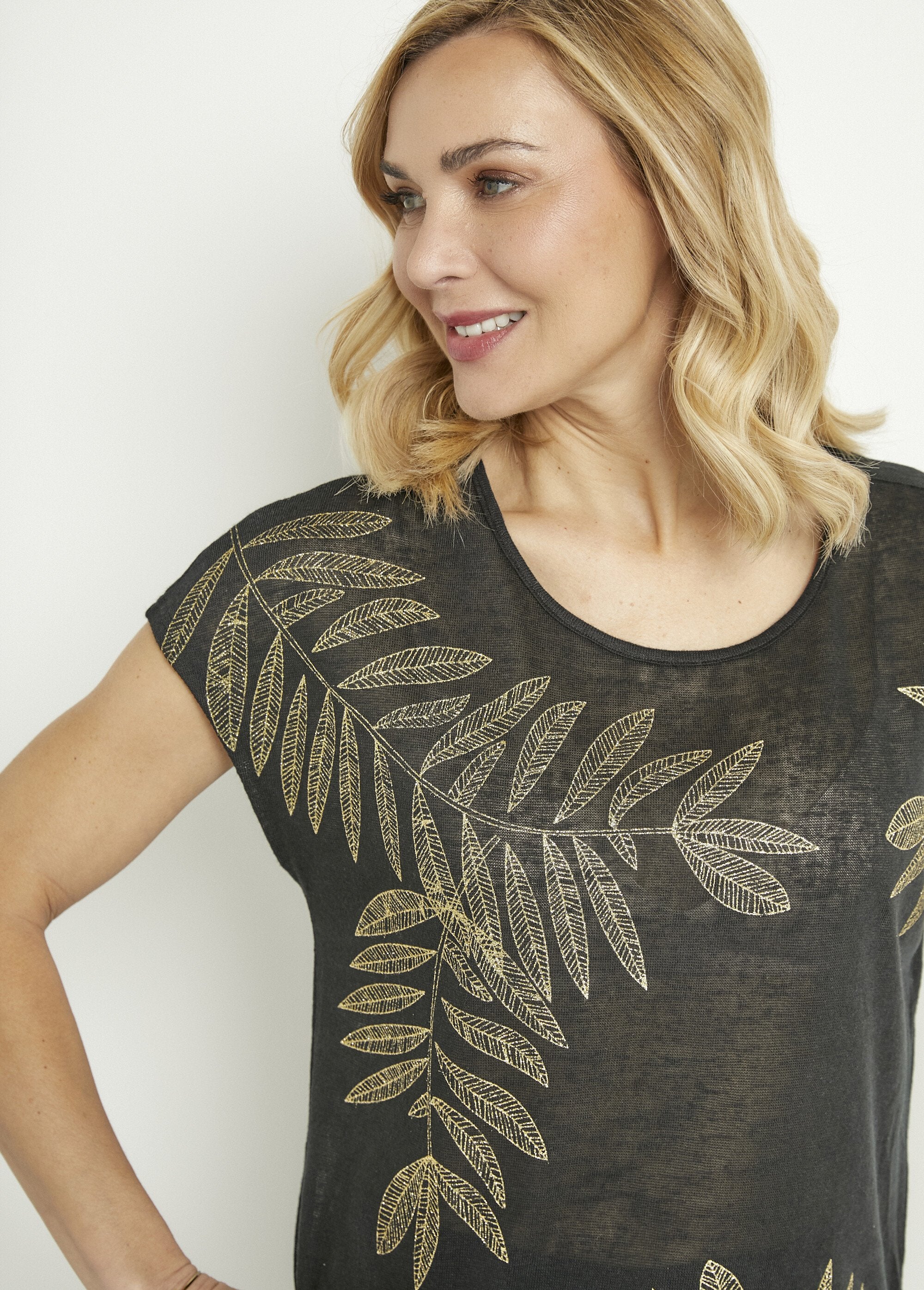 Camiseta_de_cuello_redondo_con_punto_flameado_y_estampado_dorado_Negro_DE1_slim