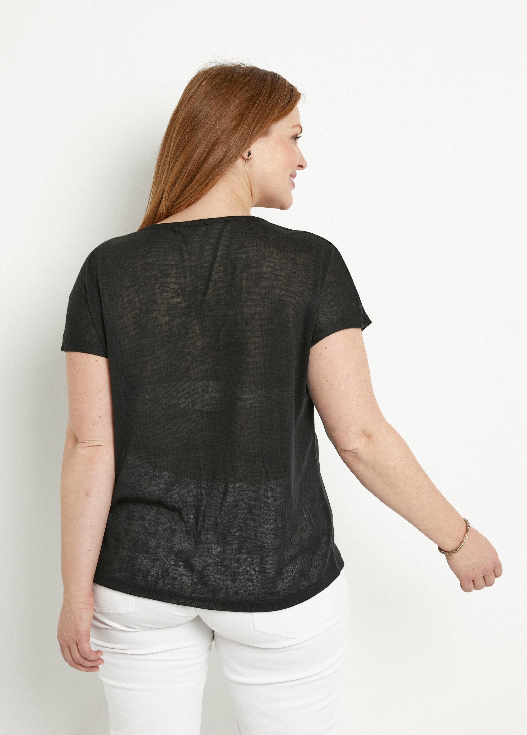 Camiseta_de_cuello_redondo_con_punto_flameado_y_estampado_dorado_Negro_DO1_curvy