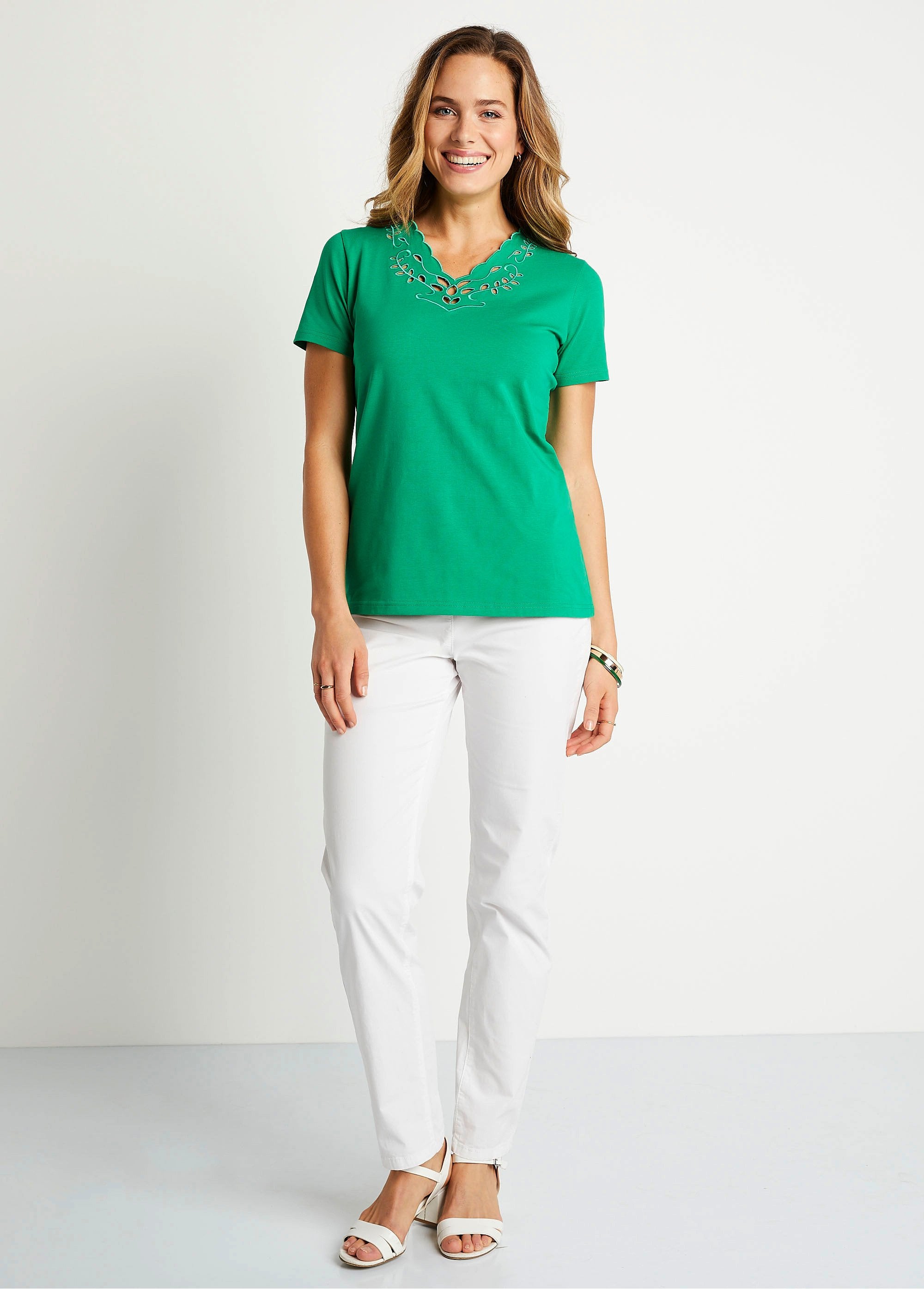 Camiseta_calada_bordada_con_cuello_en_V_Verde_SF1_slim