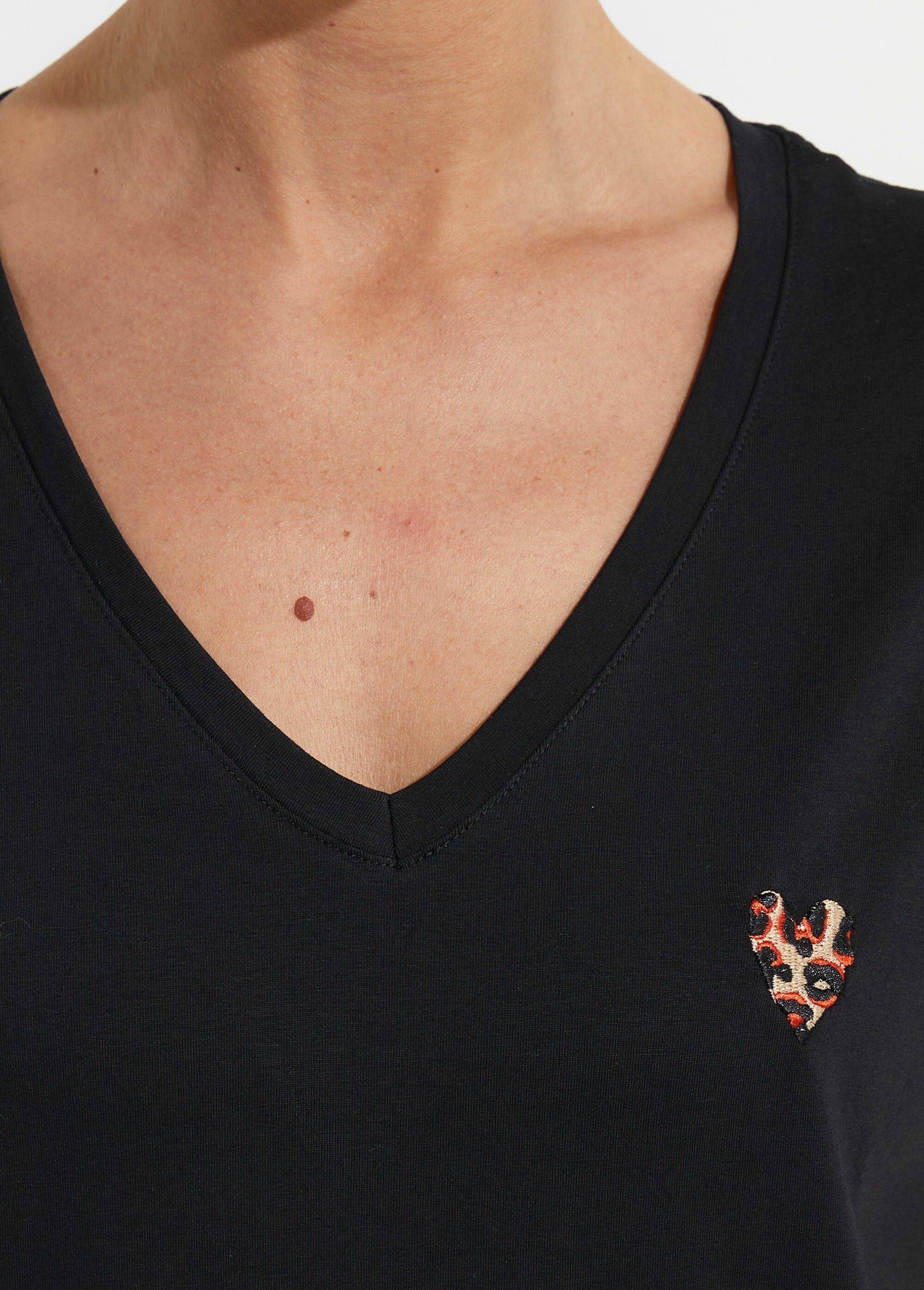 Camiseta_de_cuello_en_V_con_bordado_de_leopardo_neón_Negro_DE2_slim