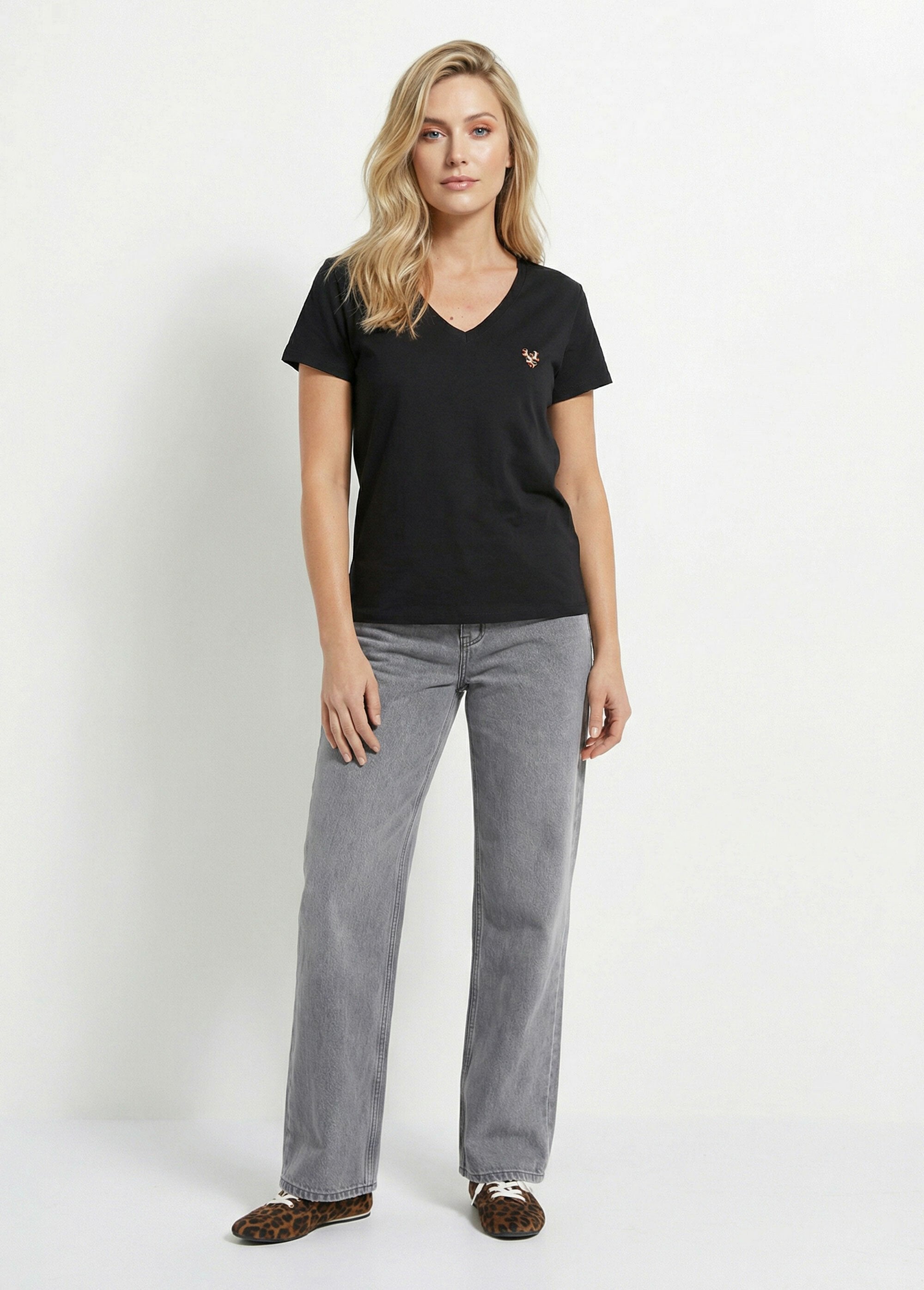 Camiseta_de_cuello_en_V_con_bordado_de_leopardo_neón_Negro_SF1_slim