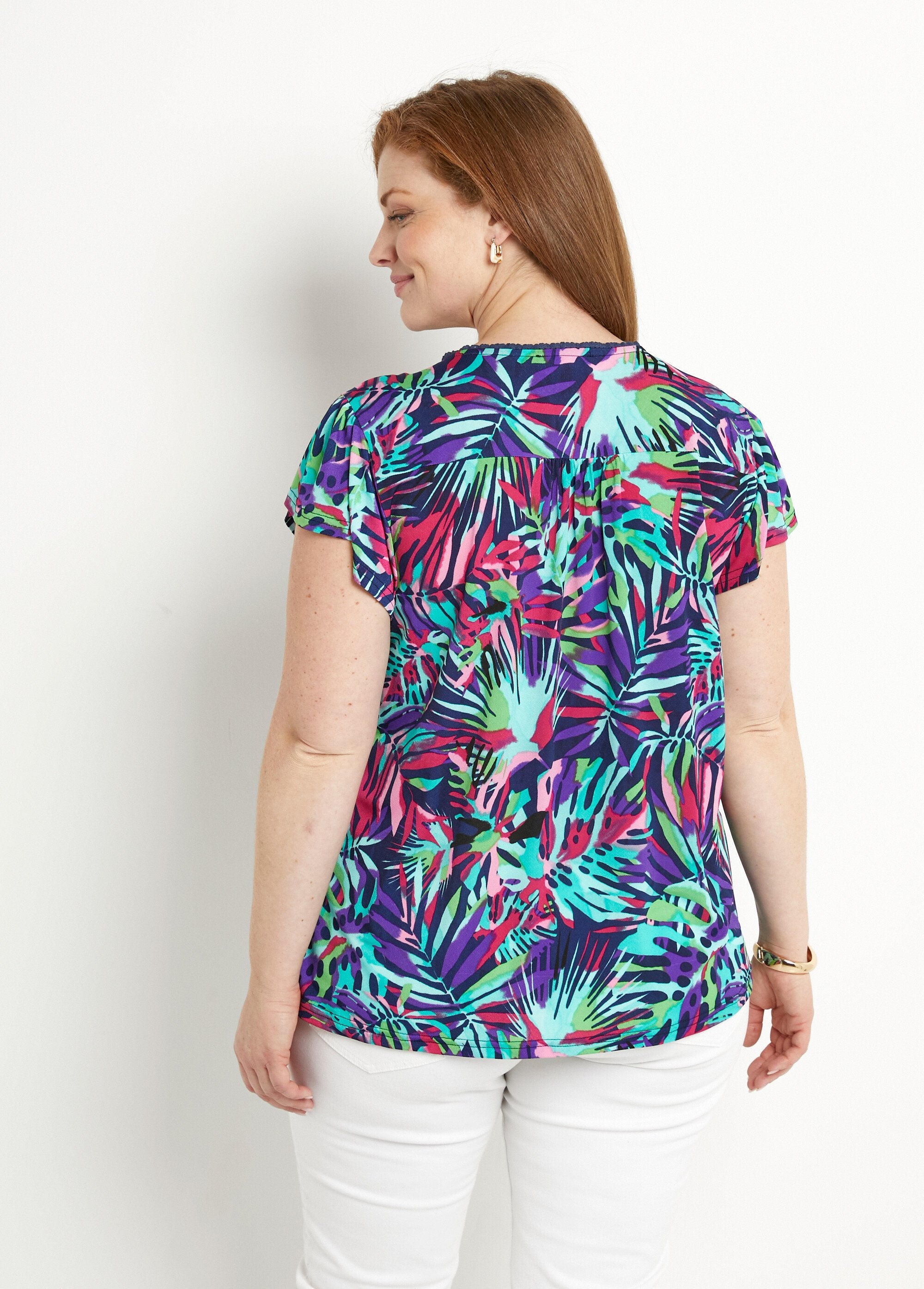 Camiseta_de_manga_corta_acampanada_con_cuello_en_V_Multicolor_DO1_curvy