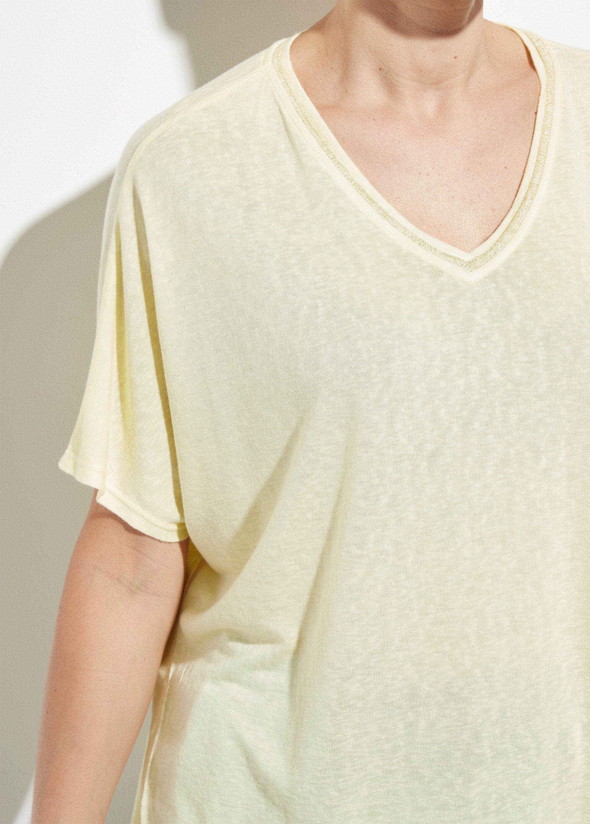 Camiseta_metalizada_con_cuello_en_V_y_mangas_kimono_Amarillo_claro_DE1_slim