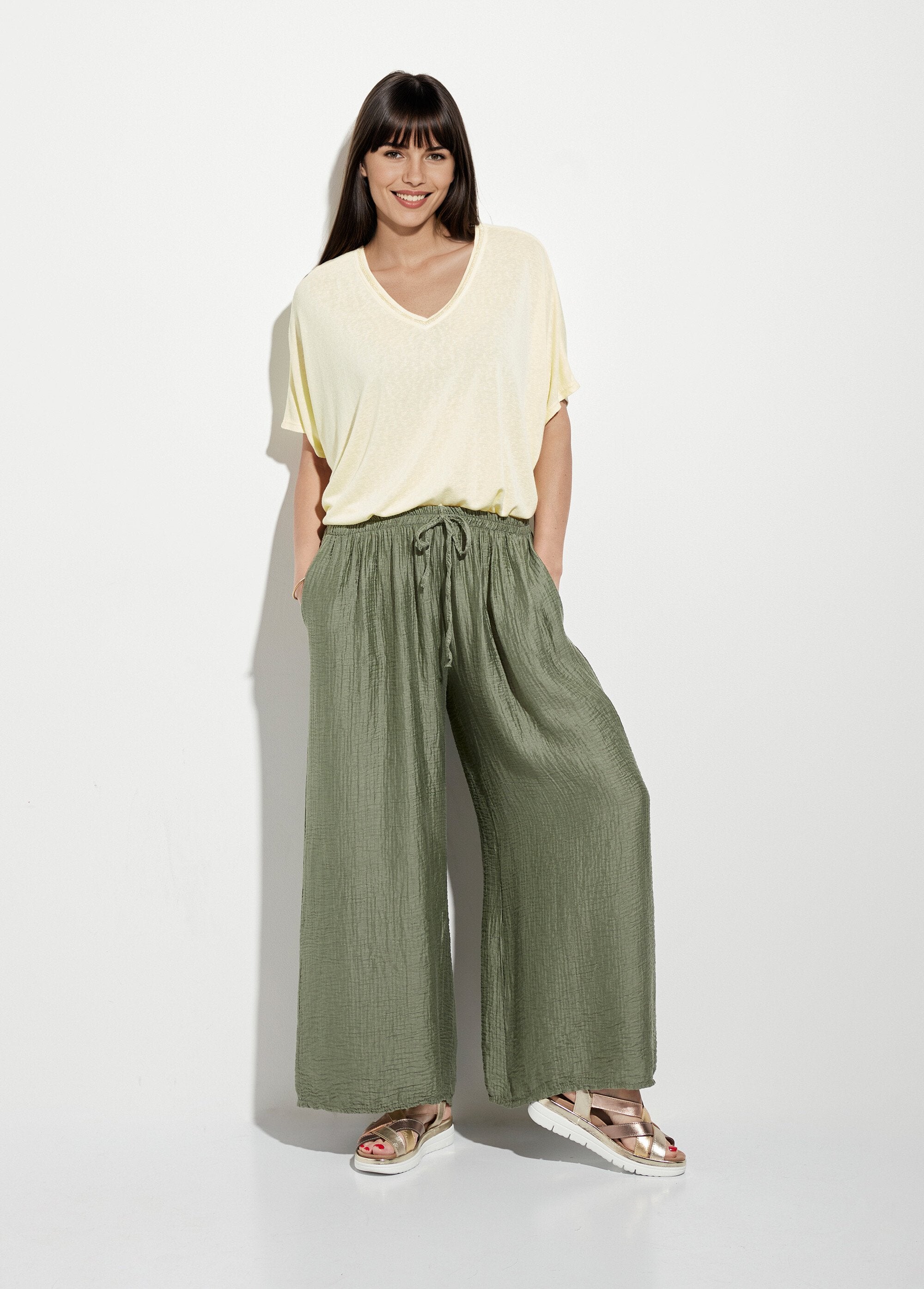 Camiseta_metalizada_con_cuello_en_V_y_mangas_kimono_Amarillo_claro_SF1_slim